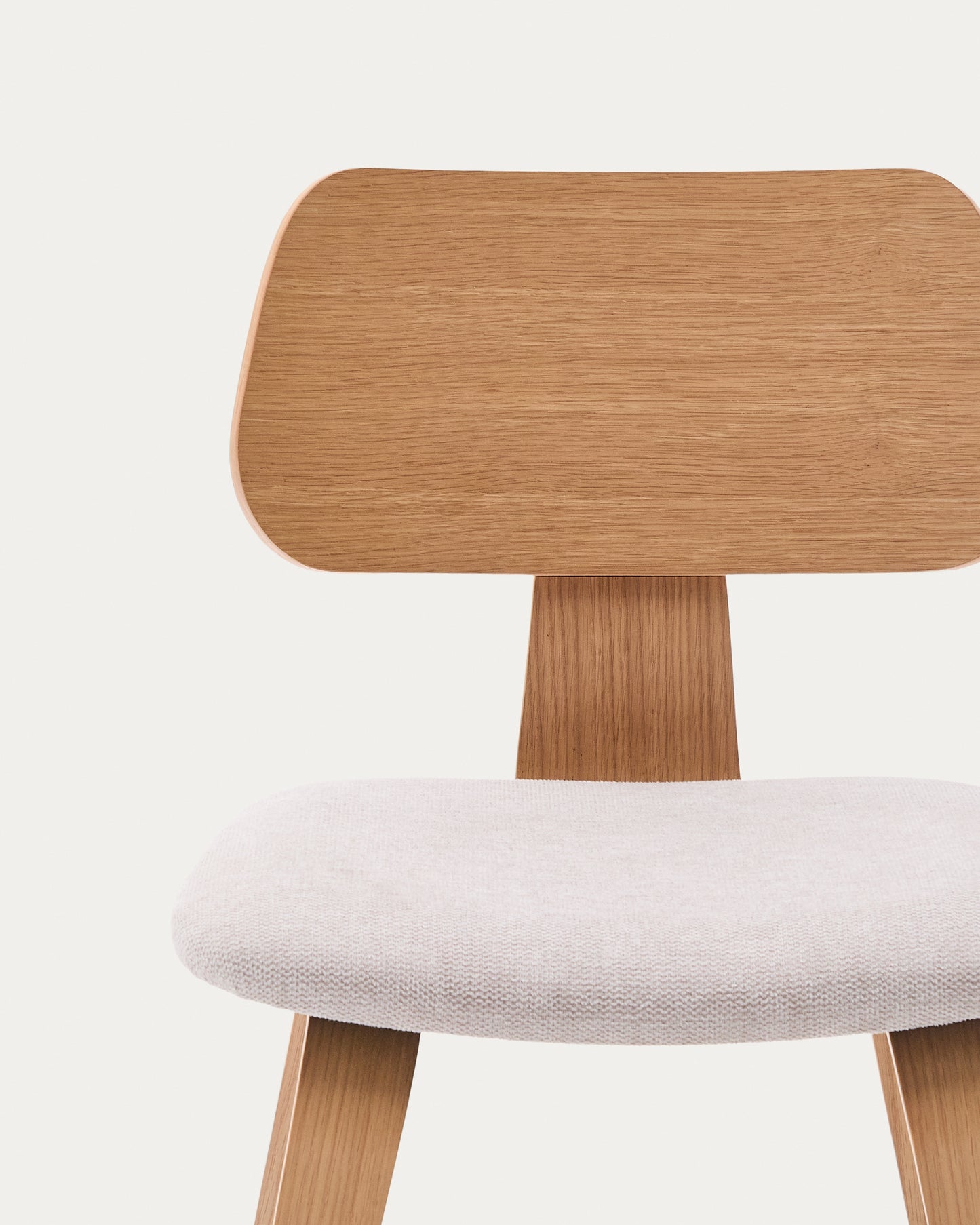 Sedia Gena in chenille beige struttura in impiallacciatura di rovere