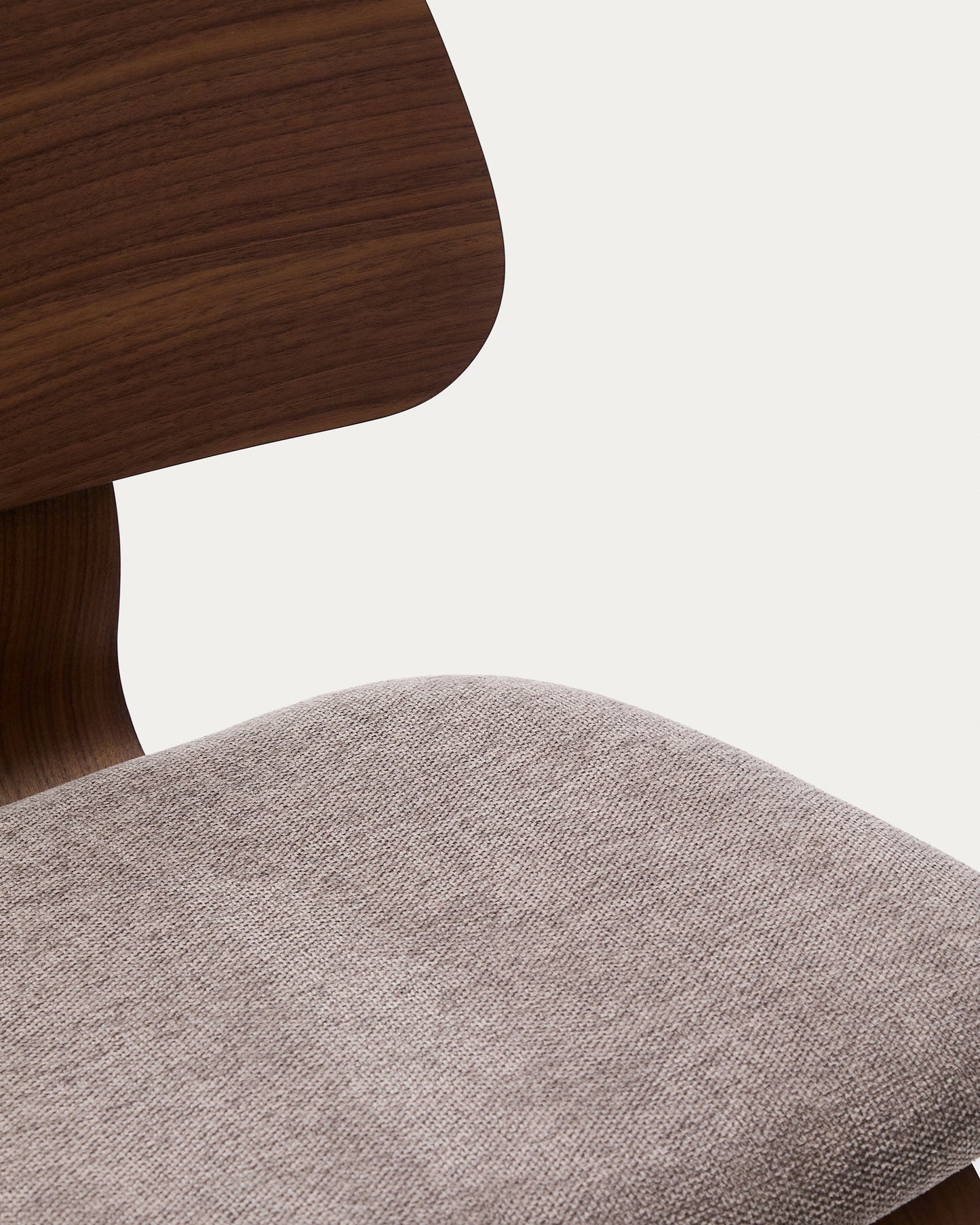 Sedia Gena in chenille beige struttura in impiallacciatura di noce