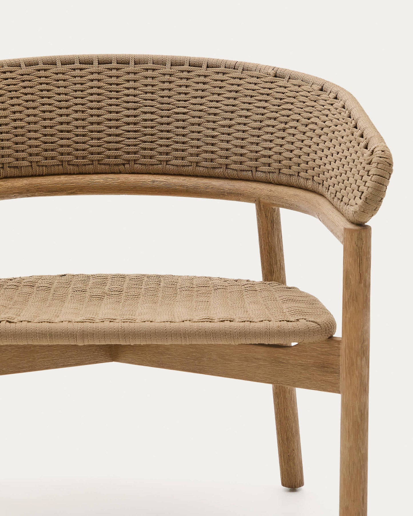 Poltrona Arinella in legno massiccio di acacia, finitura naturale e corda beige