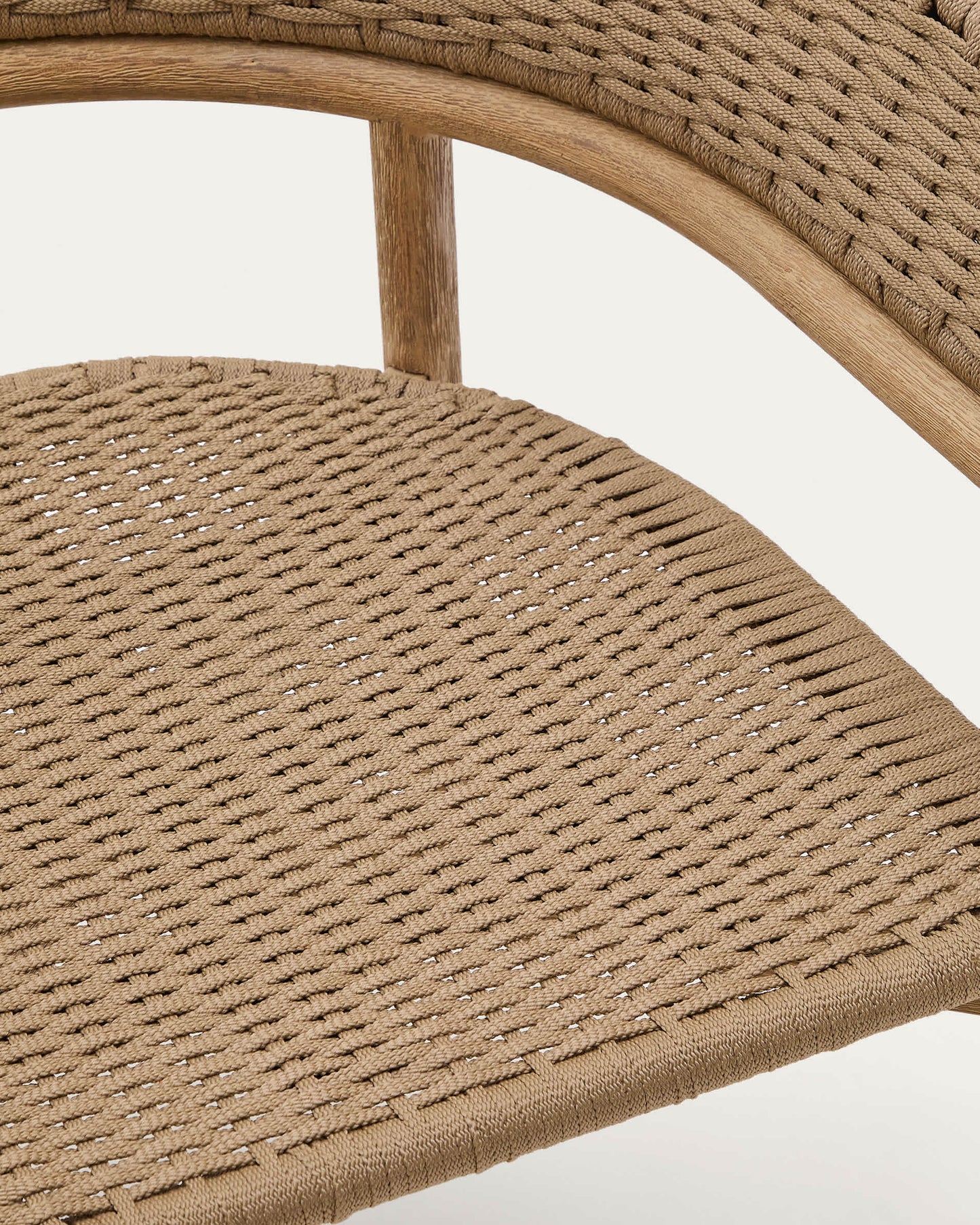 Poltrona Arinella in legno massiccio di acacia, finitura naturale e corda beige