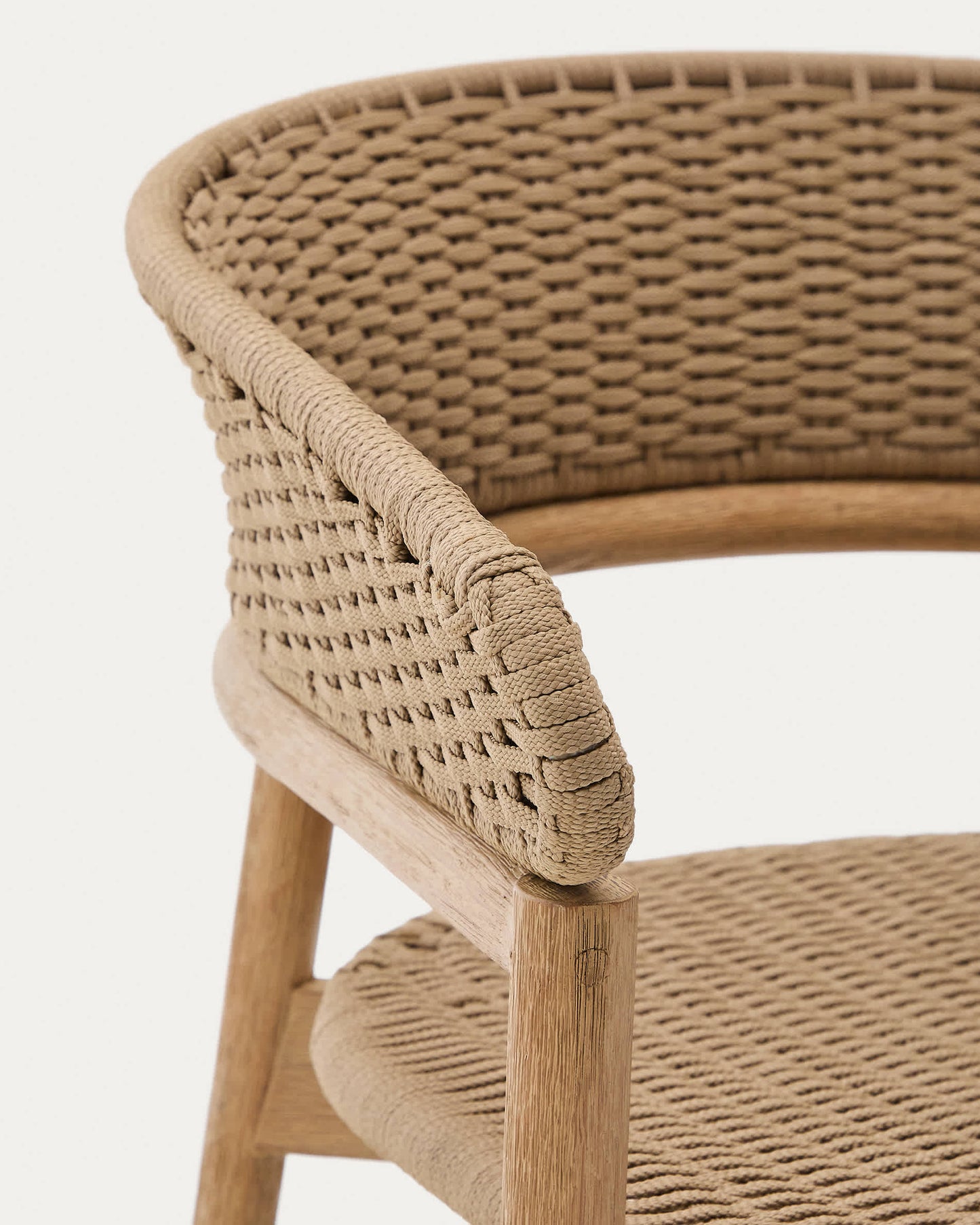 Poltrona Arinella in legno massiccio di acacia, finitura naturale e corda beige