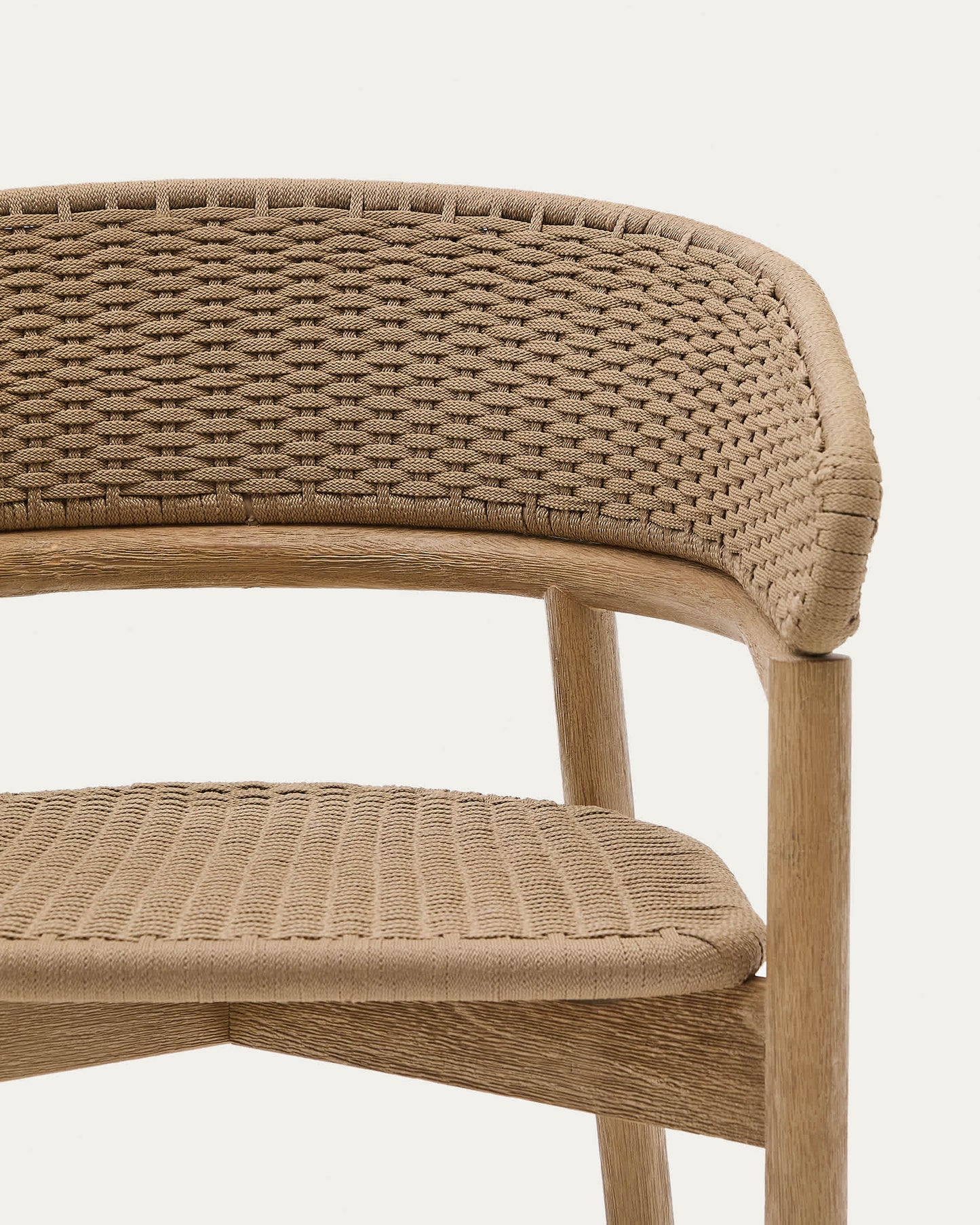 Sedia Arinella in legno massiccio di acacia con finitura naturale e corda beige