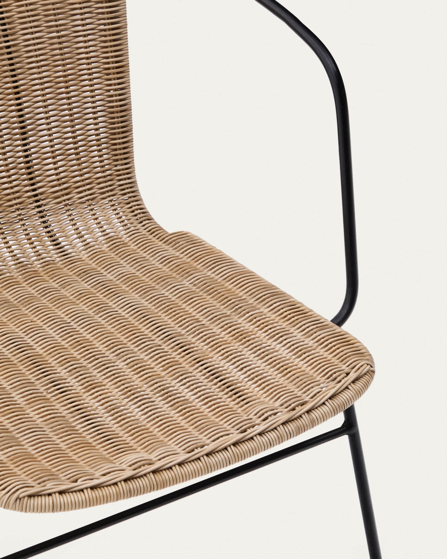 Sedia impilabile Eltiera in rattan sintetico e struttura e braccioli in acciaio nero