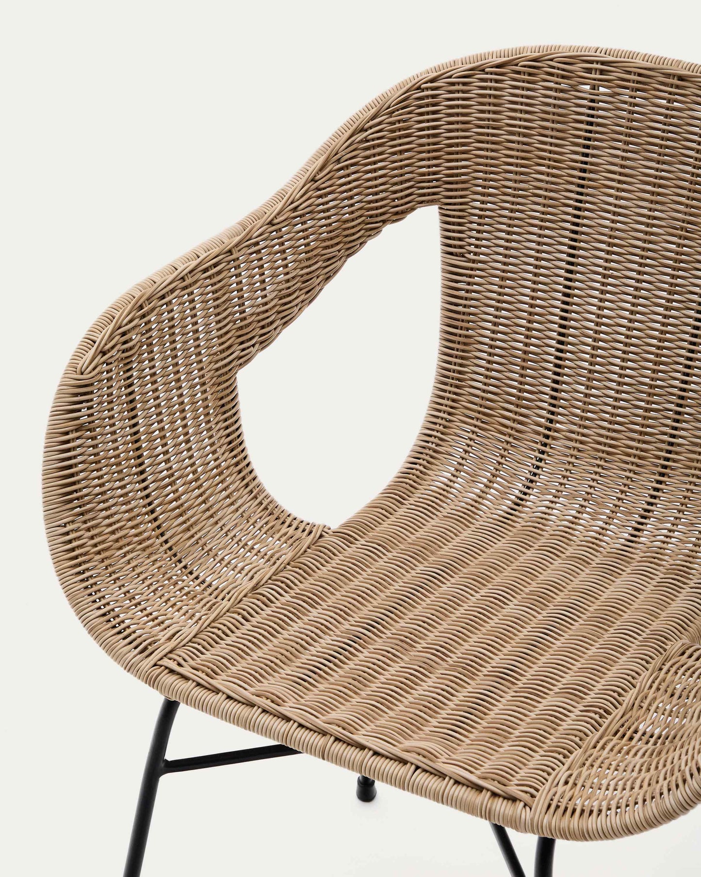 Sedia impilabile Eltiera in rattan sintetico e struttura in acciaio nero