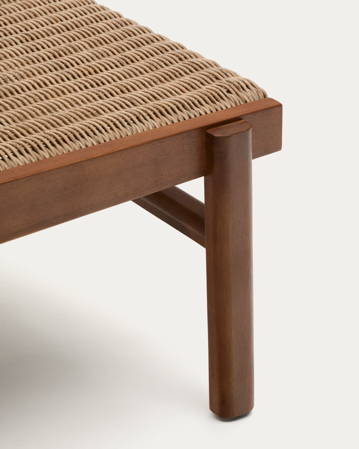 Poltrona Itani in legno massiccio di acacia e rattan sintetico
