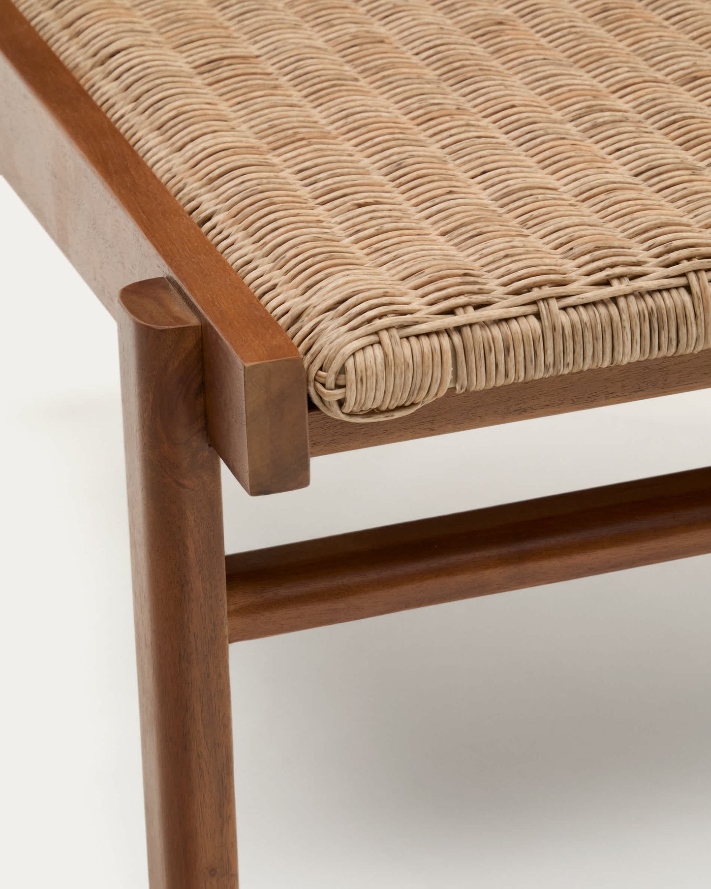 Poltrona Itani in legno massiccio di acacia e rattan sintetico