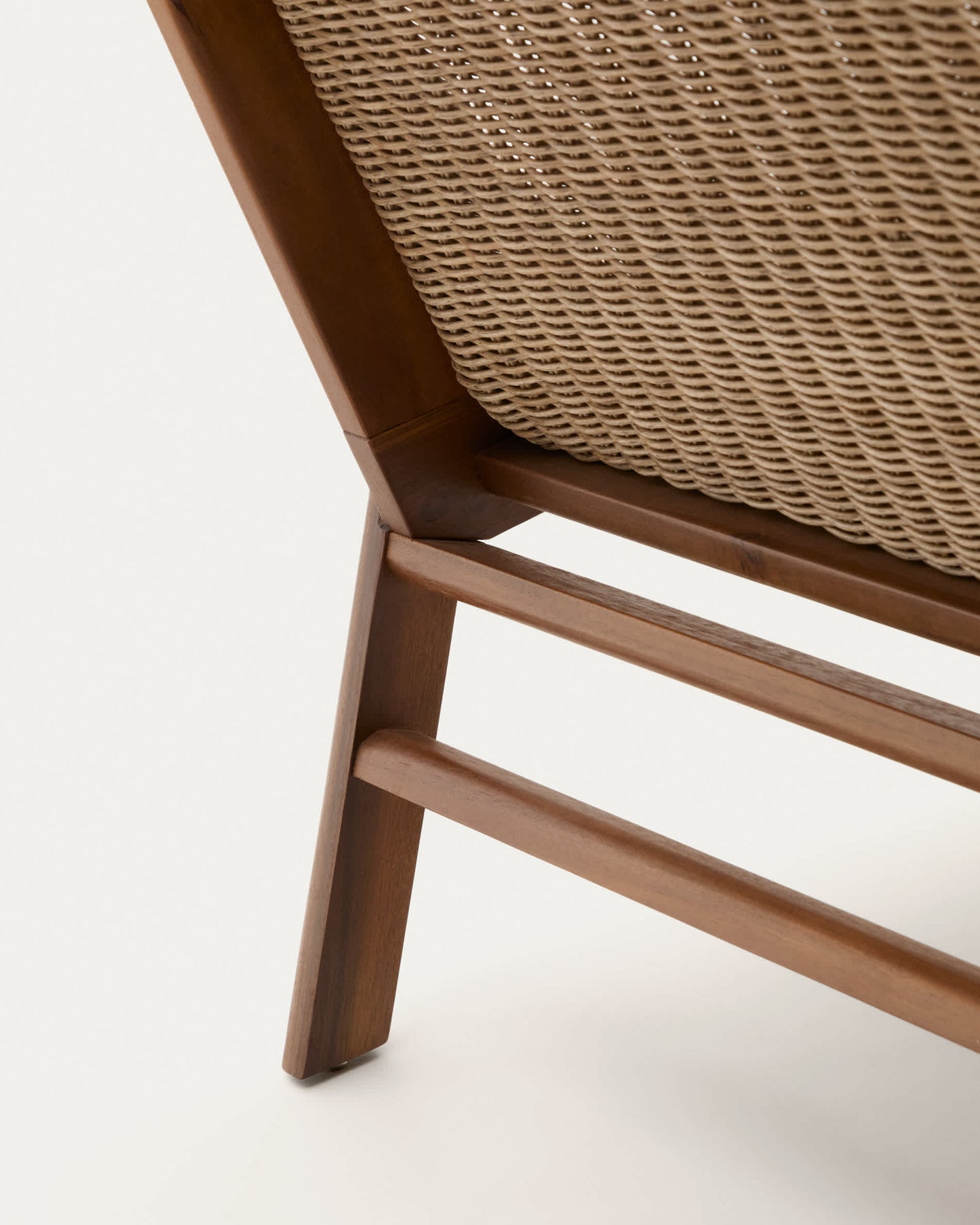 Poltrona Itani in legno massiccio di acacia e rattan sintetico