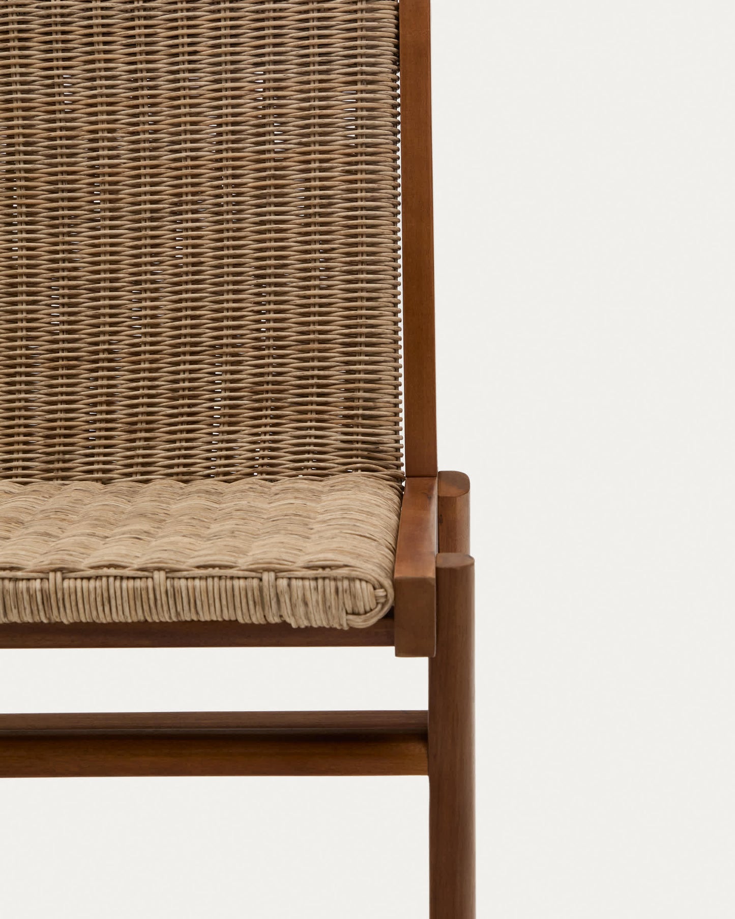Sedia Itani in legno massiccio di acacia e rattan sintetico