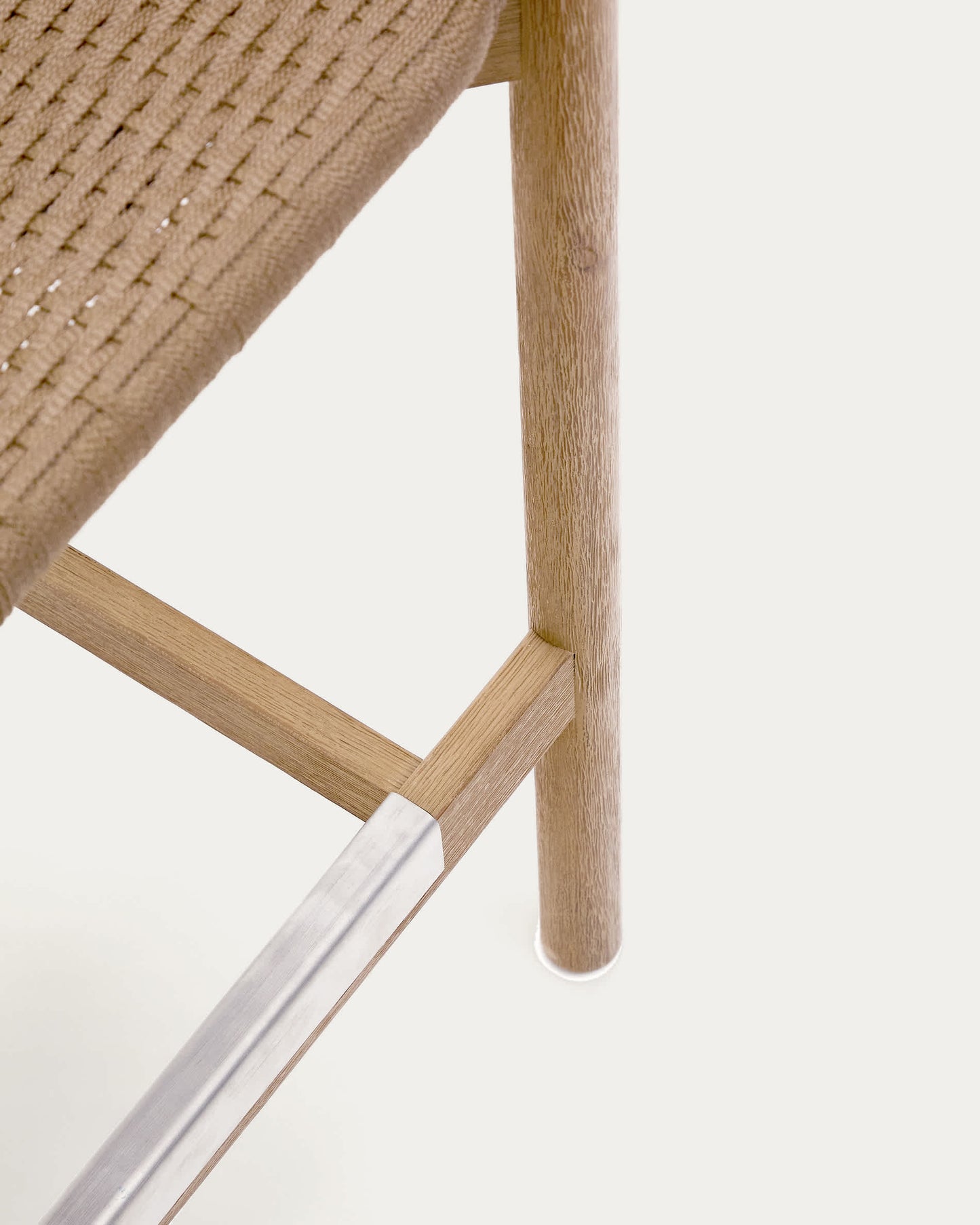 Sgabello Arinella in legno massiccio di acacia con finitura naturale e corda beige 65 cm