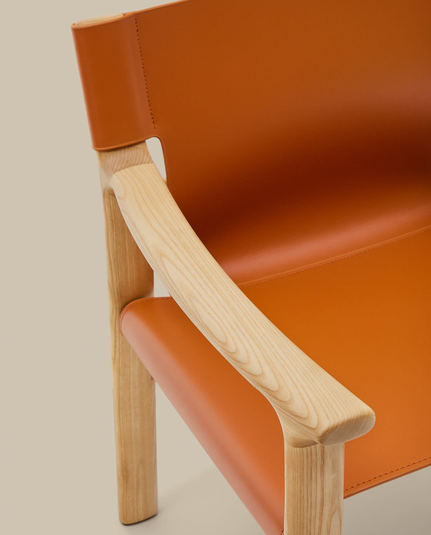 Sedia Jan realizzata in fibre di cuoio riciclato marrone chiaro e legno massiccio di frassino con finitura in tono naturale
