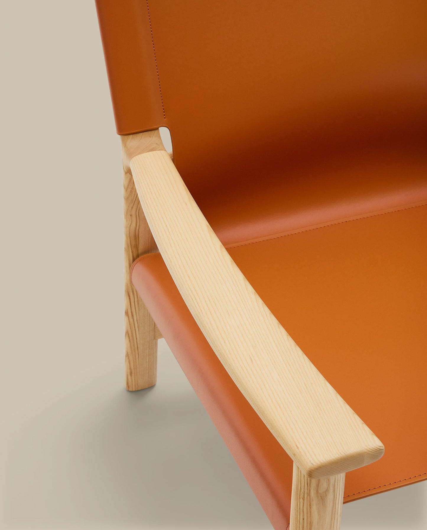 Poltrona Jan realizzata in fibre di cuoio riciclato marrone chiaro e legno massiccio di frassino con finitura in tono naturale