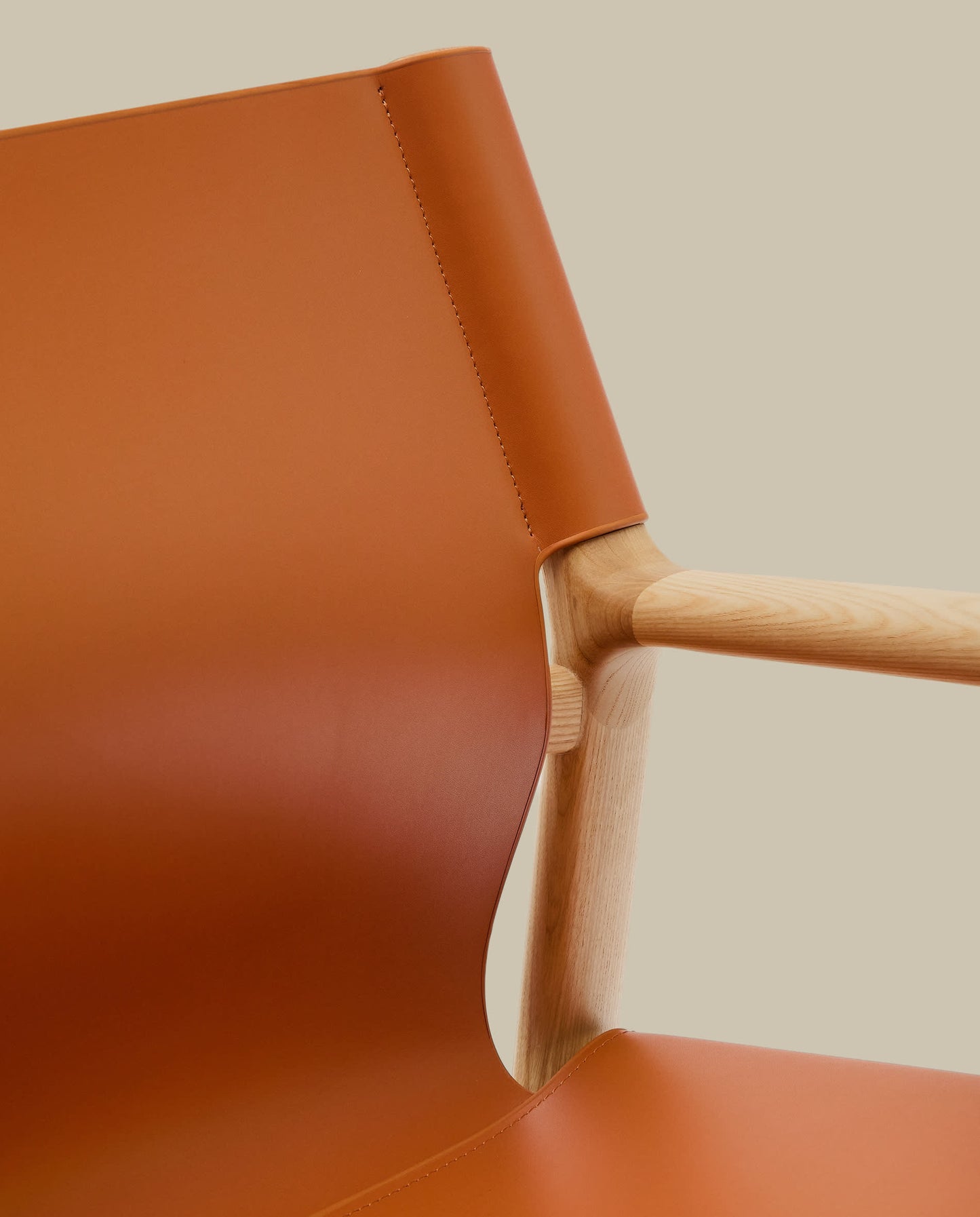 Poltrona Jan realizzata in fibre di cuoio riciclato marrone chiaro e legno massiccio di frassino con finitura in tono naturale