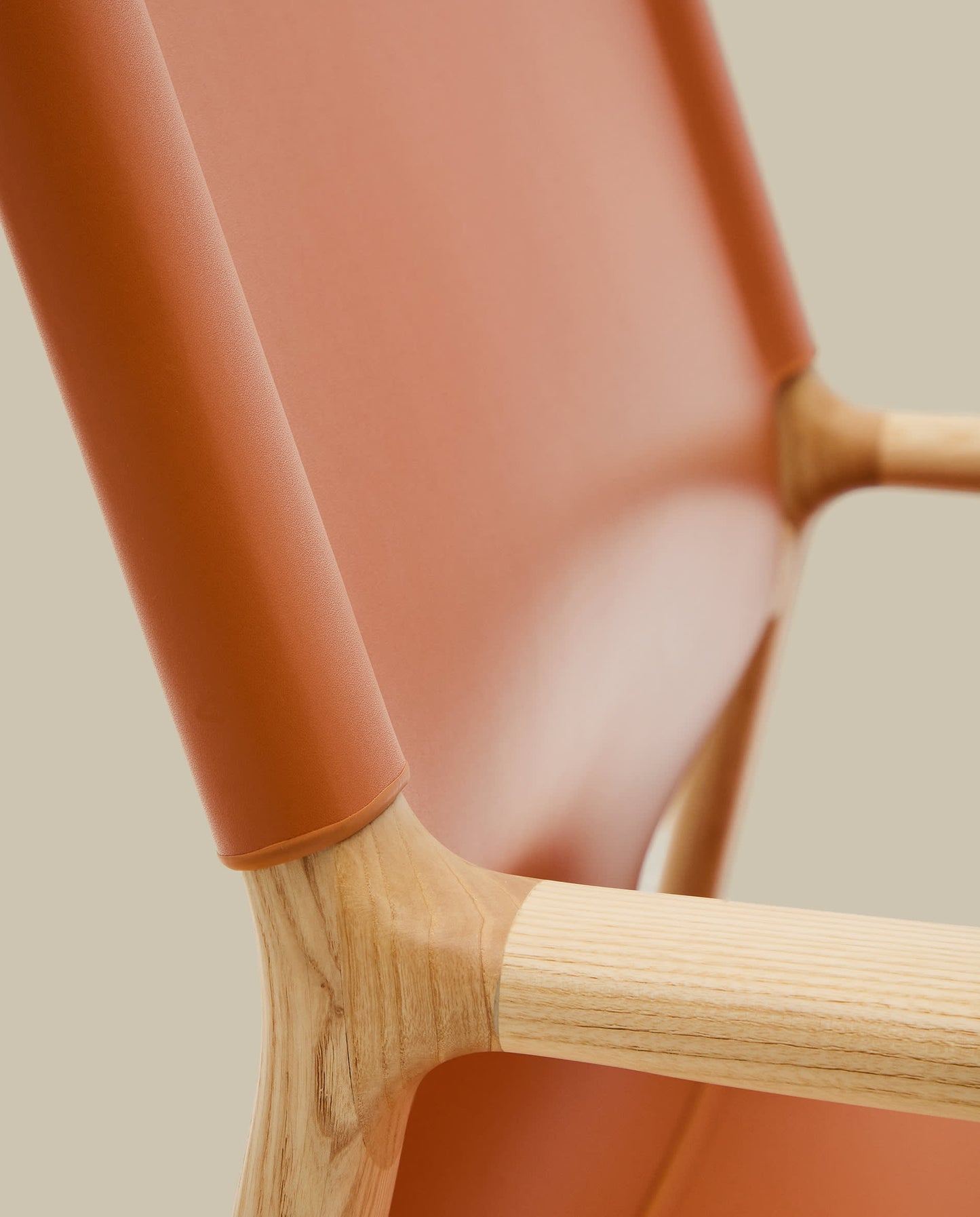 Poltrona Jan realizzata in fibre di cuoio riciclato marrone chiaro e legno massiccio di frassino con finitura in tono naturale