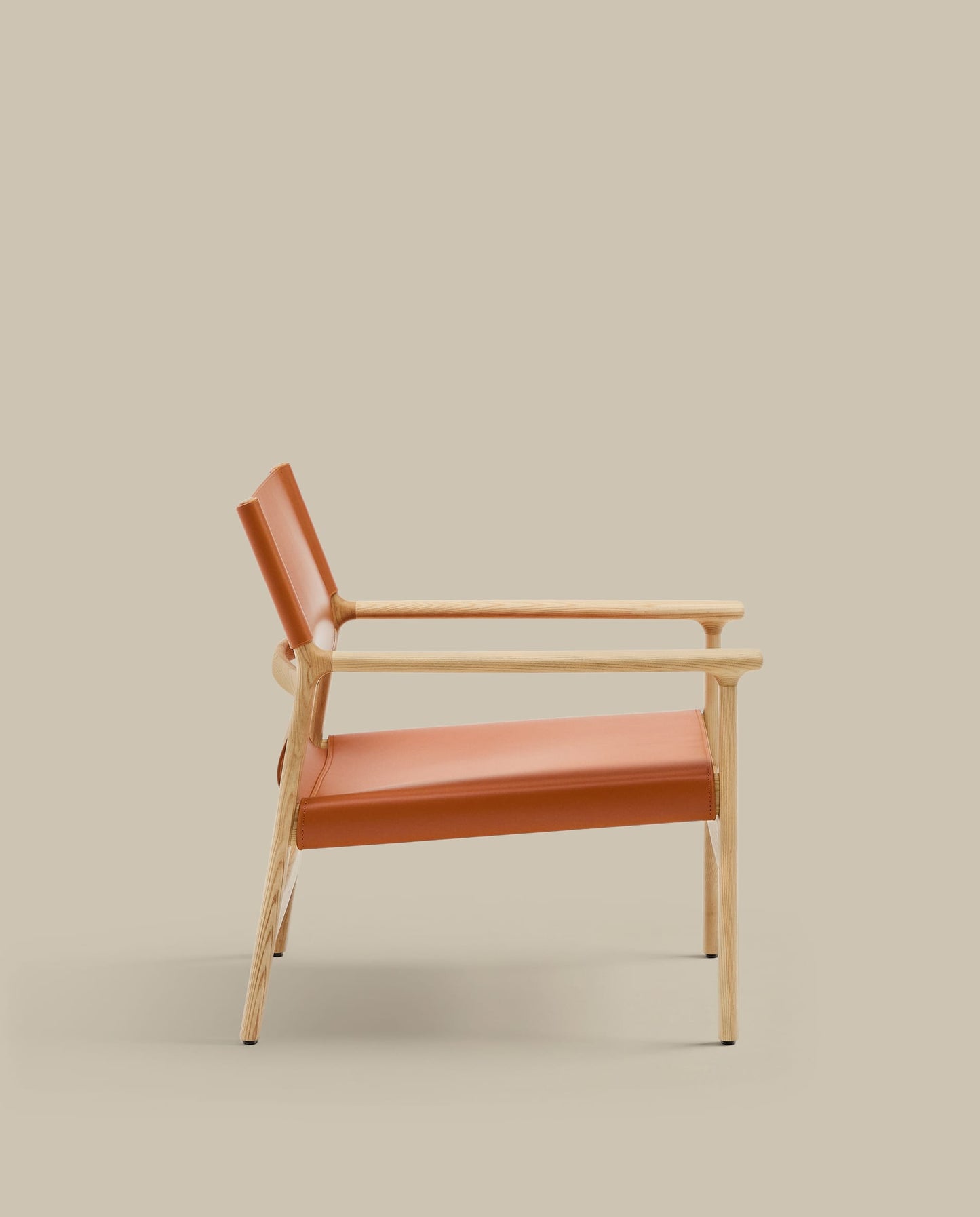 Poltrona Jan realizzata in fibre di cuoio riciclato marrone chiaro e legno massiccio di frassino con finitura in tono naturale