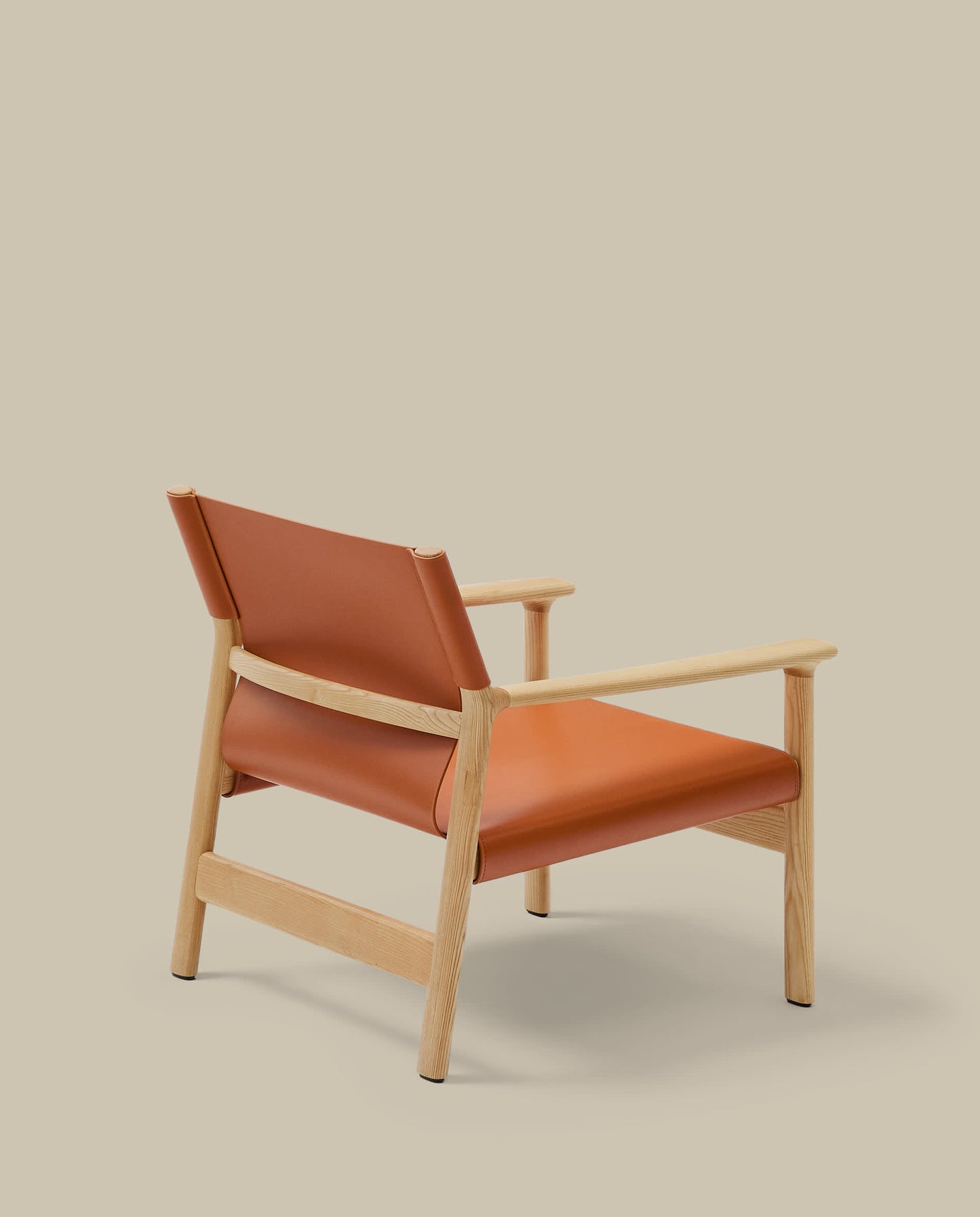 Poltrona Jan realizzata in fibre di cuoio riciclato marrone chiaro e legno massiccio di frassino con finitura in tono naturale