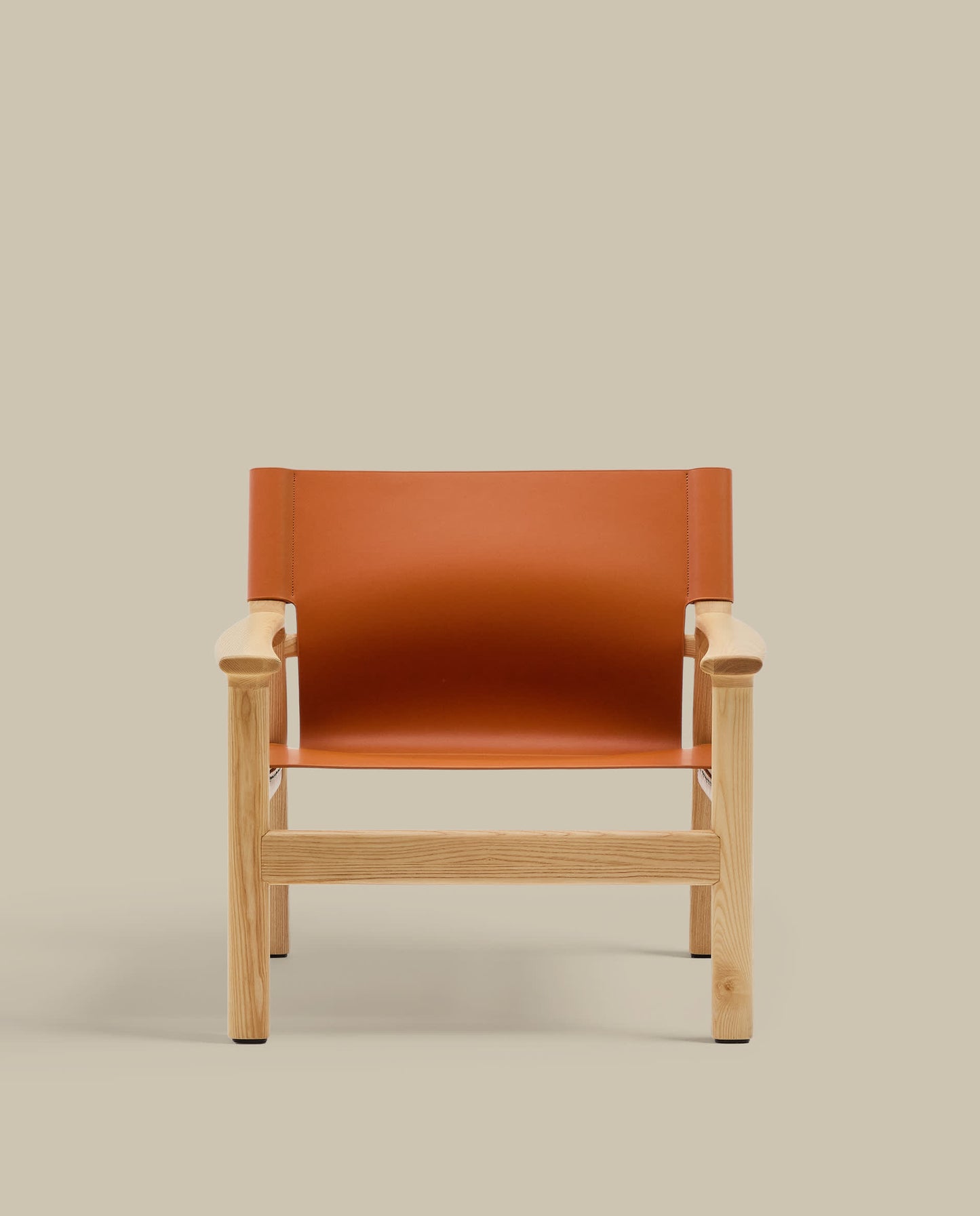 Poltrona Jan realizzata in fibre di cuoio riciclato marrone chiaro e legno massiccio di frassino con finitura in tono naturale