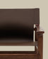 Poltrona Jan in fibre di cuoio riciclato marrone scuro e legno massiccio di frassino con finitura in tono noce