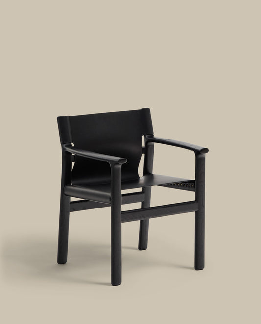 Sedia Jan in fibre di cuoio riciclato nero e legno massiccio di frassino con finitura nera