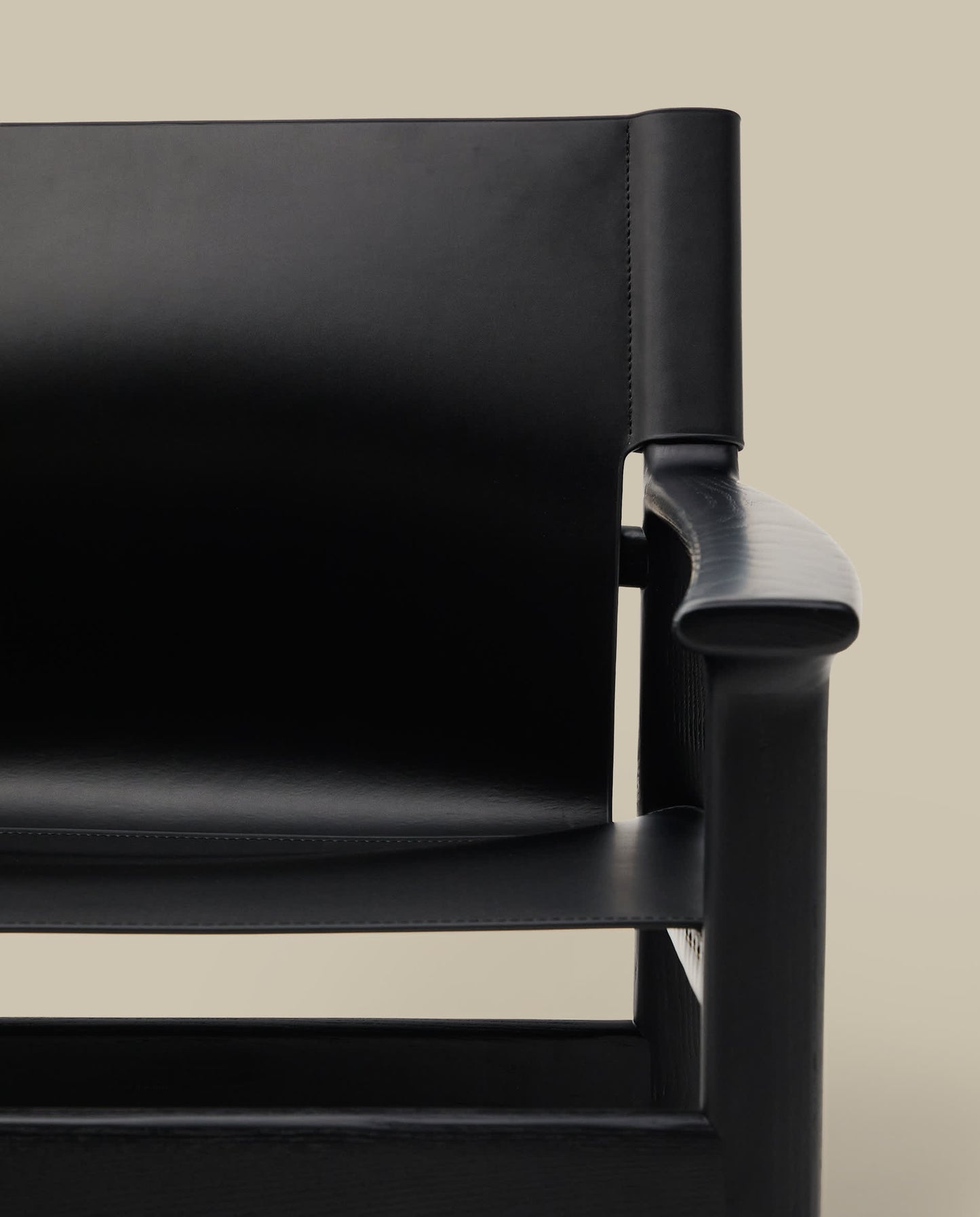 Poltrona Jan in fibre di cuoio riciclato nero e legno massiccio di frassino con finitura nera