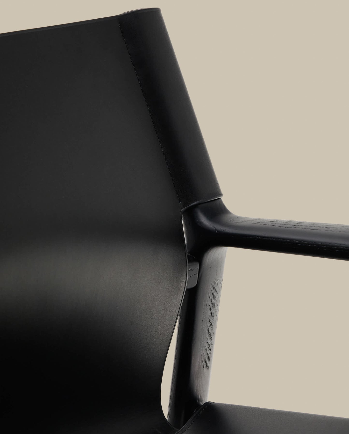 Poltrona Jan in fibre di cuoio riciclato nero e legno massiccio di frassino con finitura nera