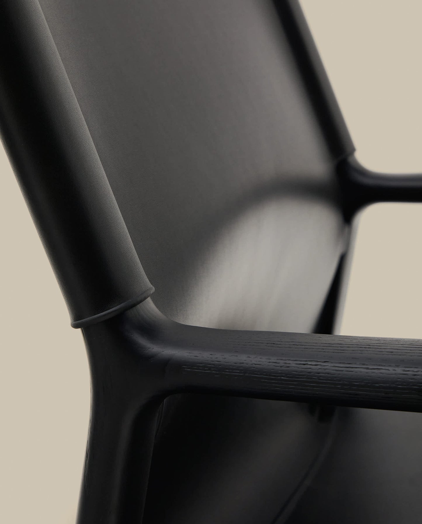 Poltrona Jan in fibre di cuoio riciclato nero e legno massiccio di frassino con finitura nera
