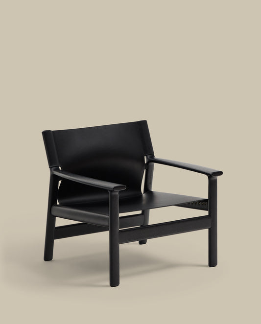 Poltrona Jan in fibre di cuoio riciclato nero e legno massiccio di frassino con finitura nera