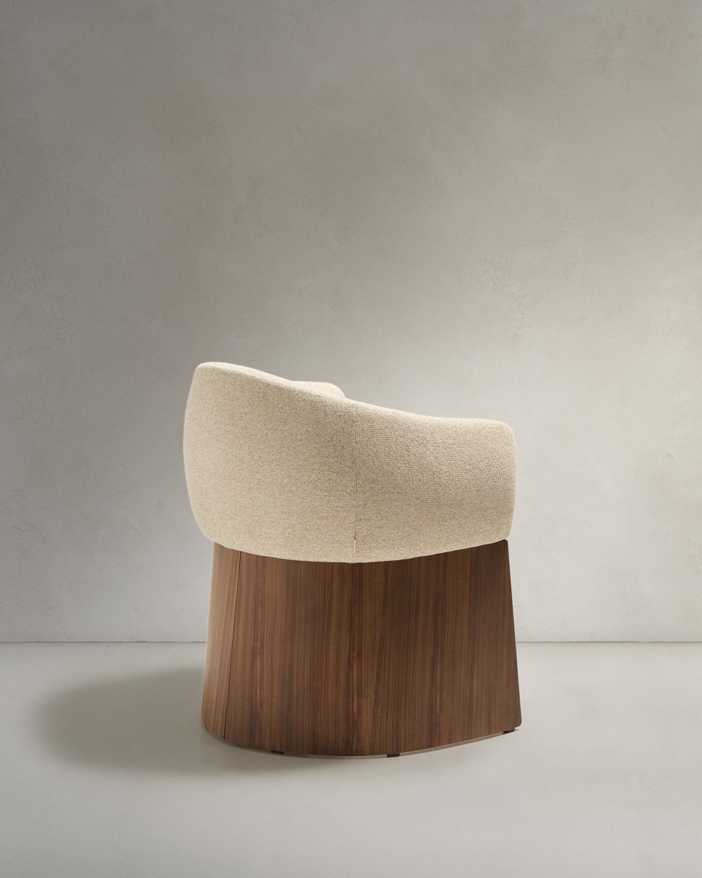 Sedia Bosca in ciniglia beige e impiallacciatura in noce