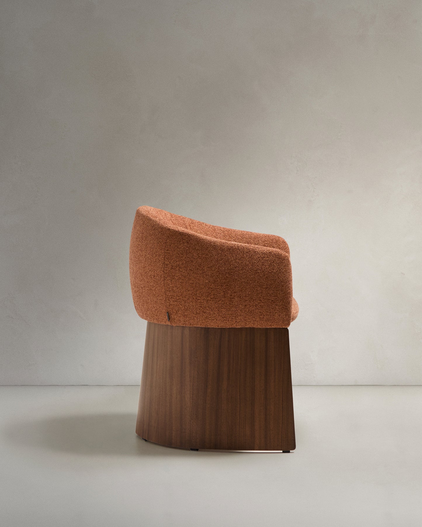 Sedia Bosca in ciniglia color terracotta e impiallacciatura di noce