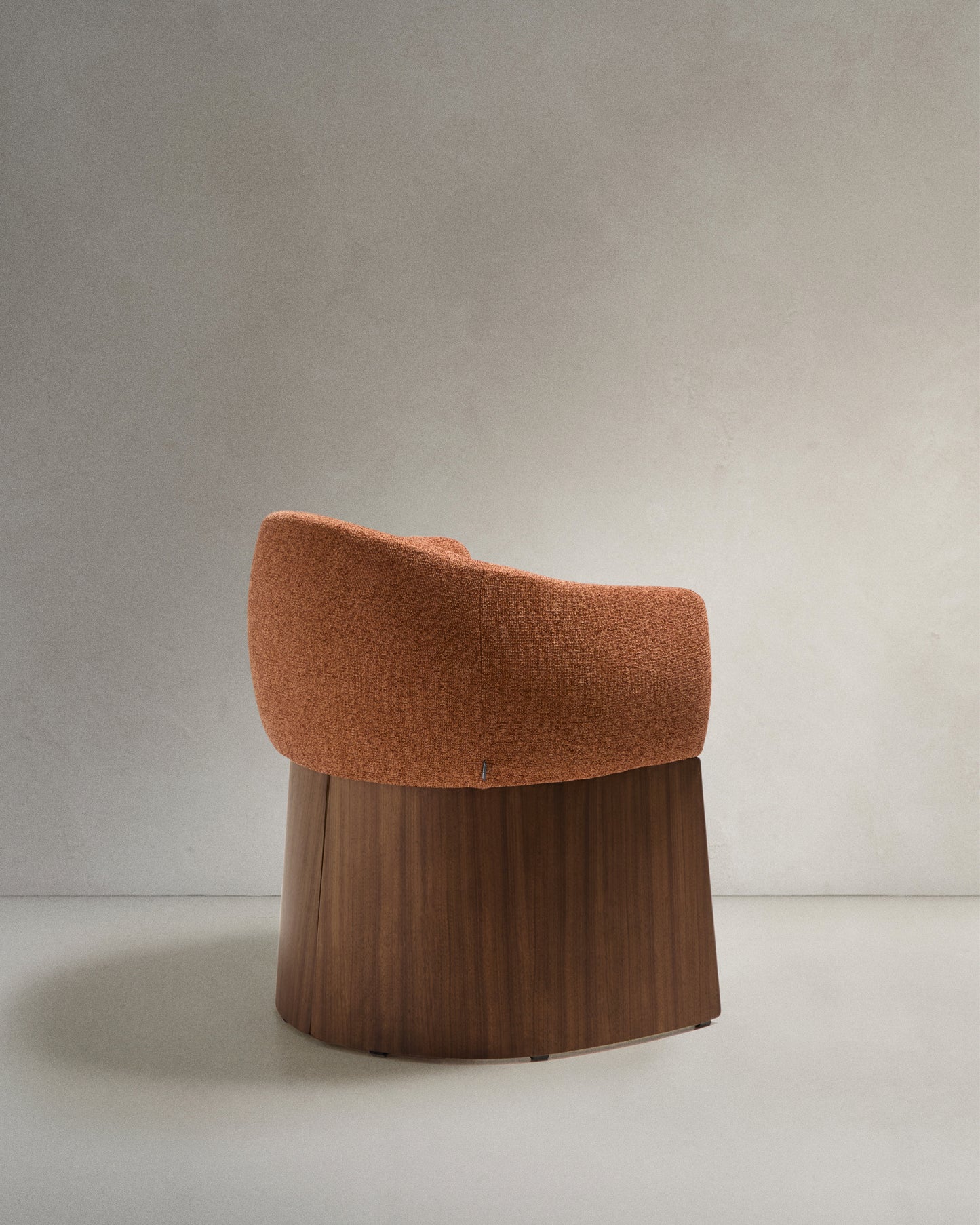 Sedia Bosca in ciniglia color terracotta e impiallacciatura di noce
