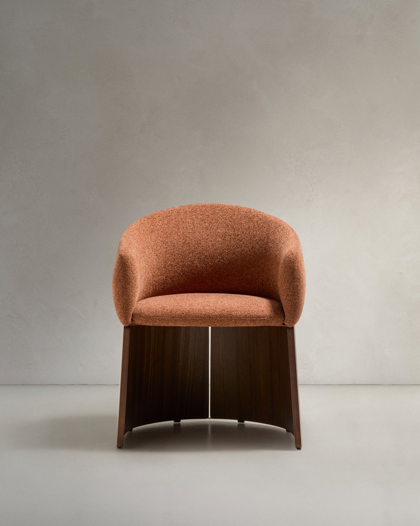 Sedia Bosca in ciniglia color terracotta e impiallacciatura di noce