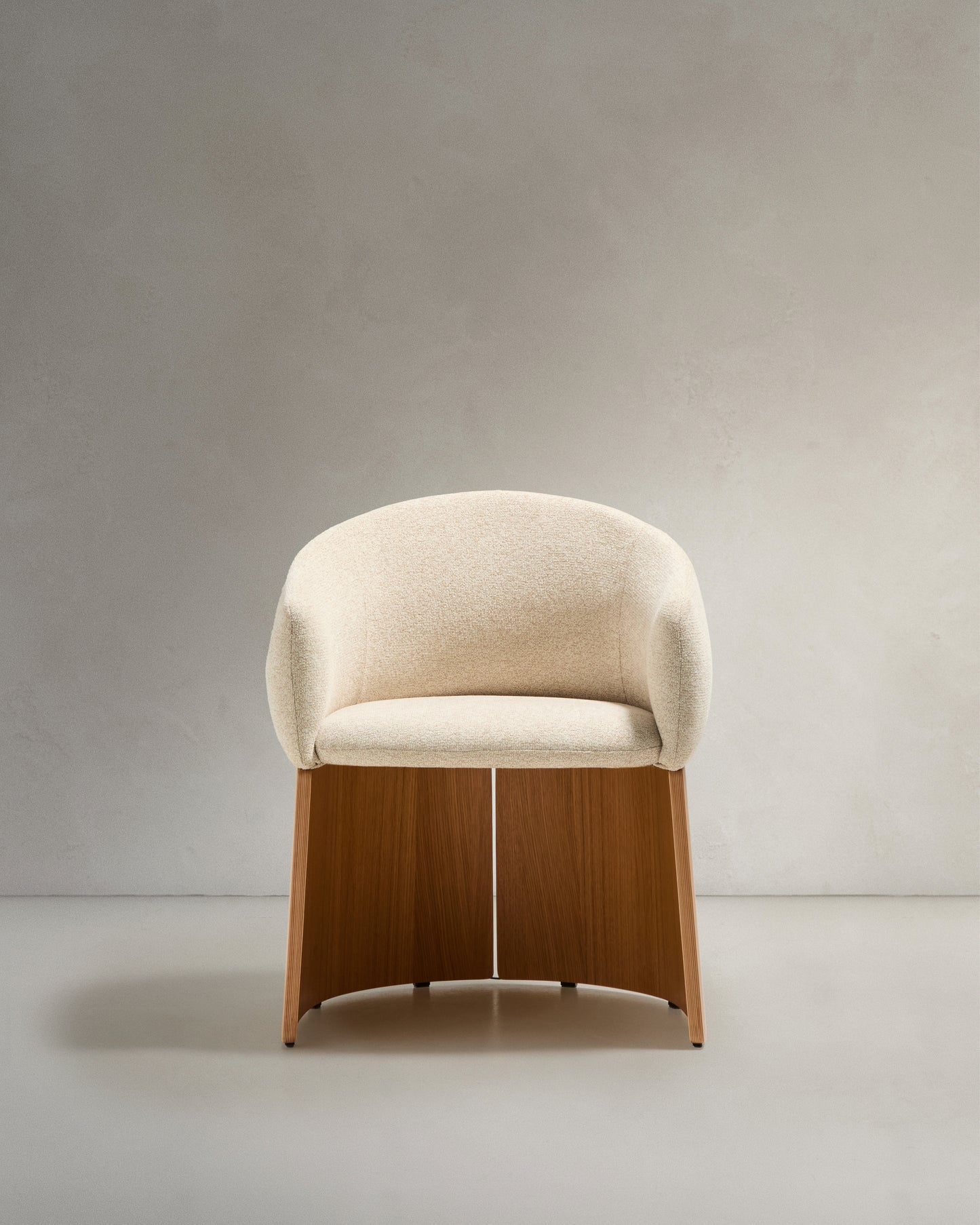 Sedia Bosca in ciniglia beige e impiallacciatura in rovere