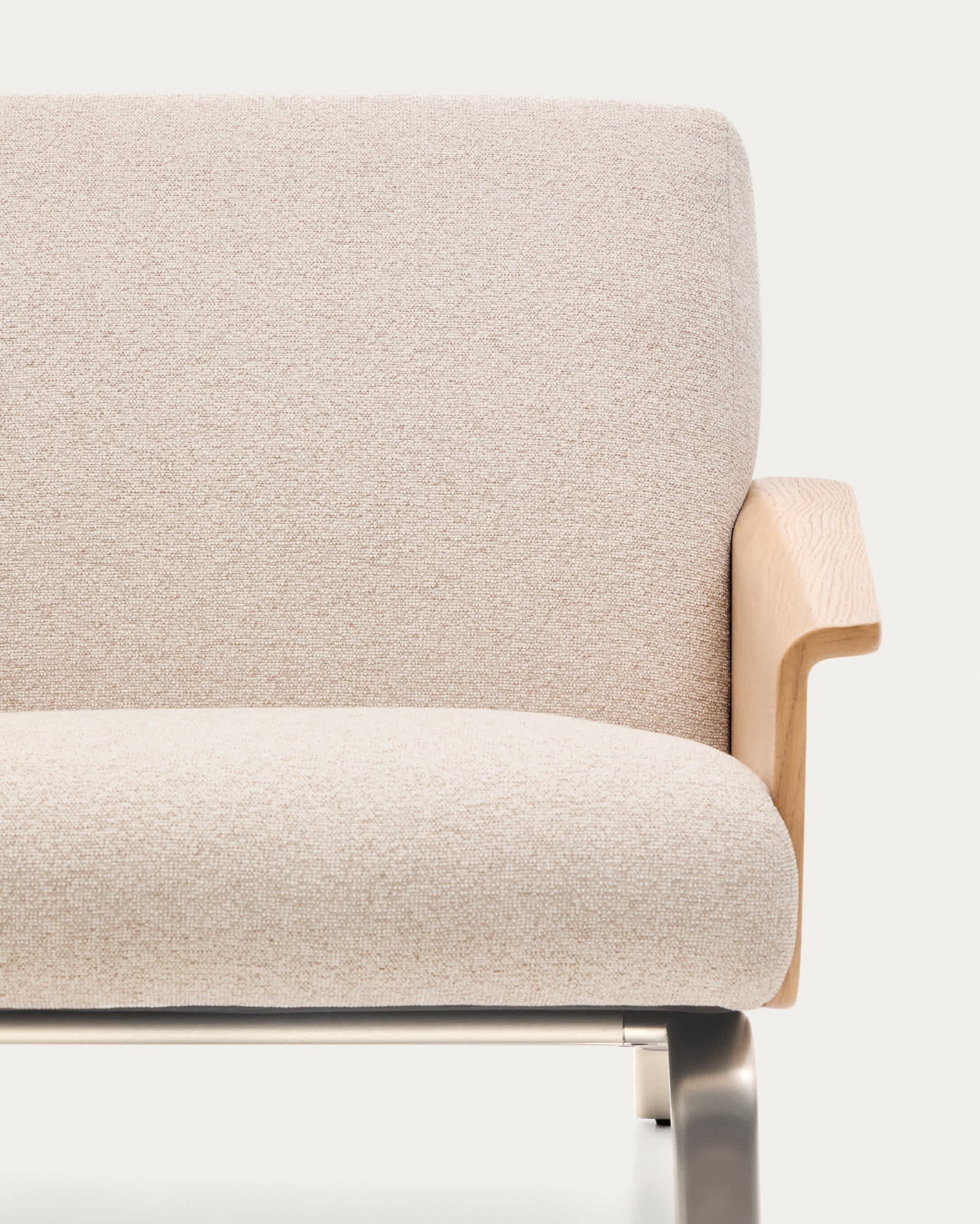 Poltrona Amsen beige in compensato di rovere e gambe in acciaio inox spazzolato