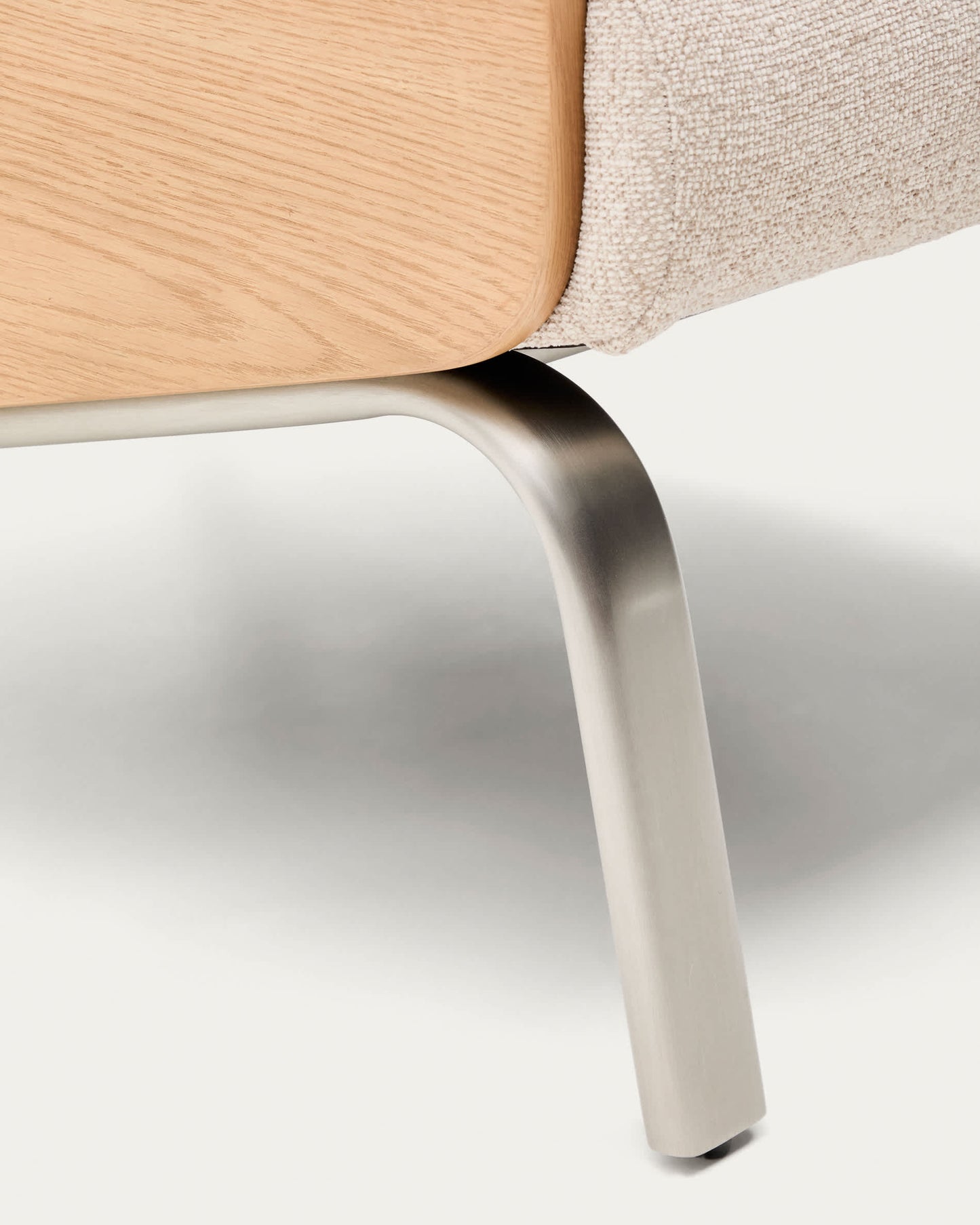 Poltrona Amsen beige in compensato di rovere e gambe in acciaio inox spazzolato