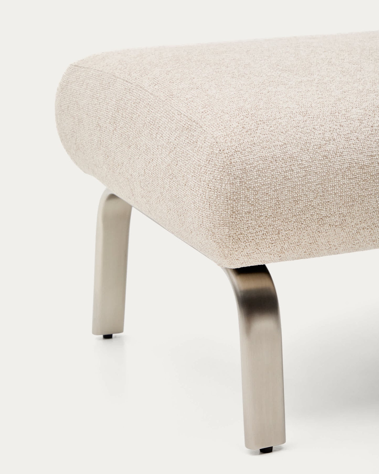 Poggiapiedi Amsen beige con gambe in acciaio inox spazzolato 68 x 55 cm