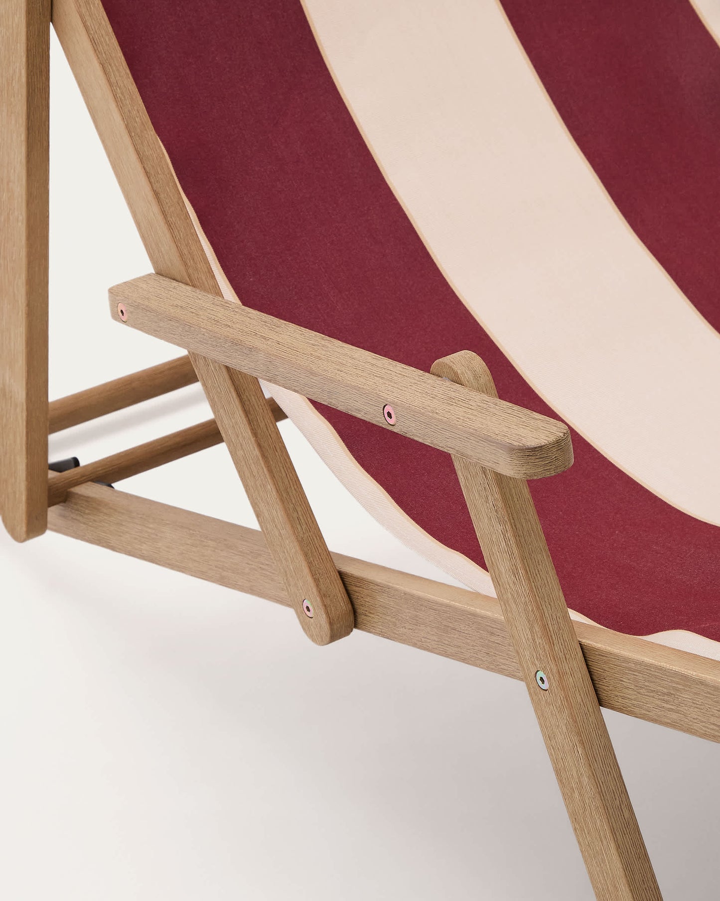 Amaca pieghevole da esterno Vilara a righe bordeaux e beige in legno massiccio di acacia