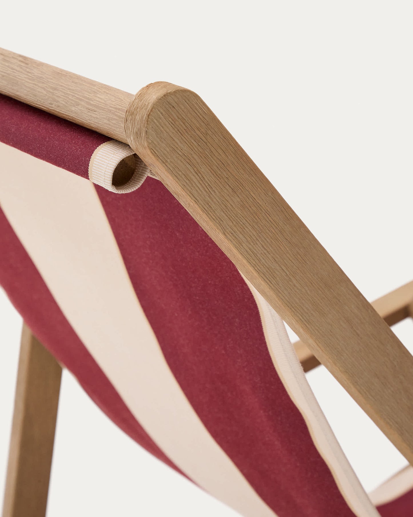 Amaca pieghevole da esterno Vilara a righe bordeaux e beige in legno massiccio di acacia