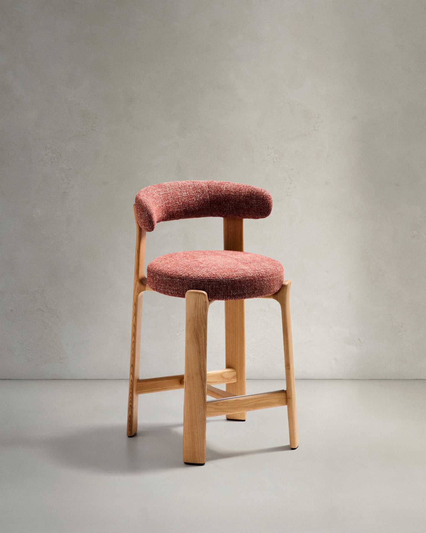 Sgabello Granite in ciniglia terracotta e legno massiccio di frassino con finitura in tonalità naturale 65 cm