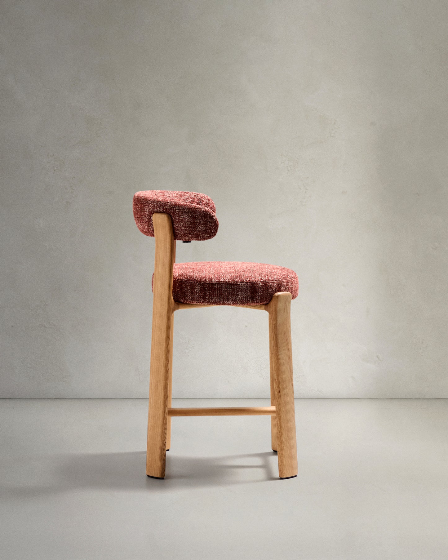Sgabello Granite in ciniglia terracotta e legno massiccio di frassino con finitura in tonalità naturale 65 cm