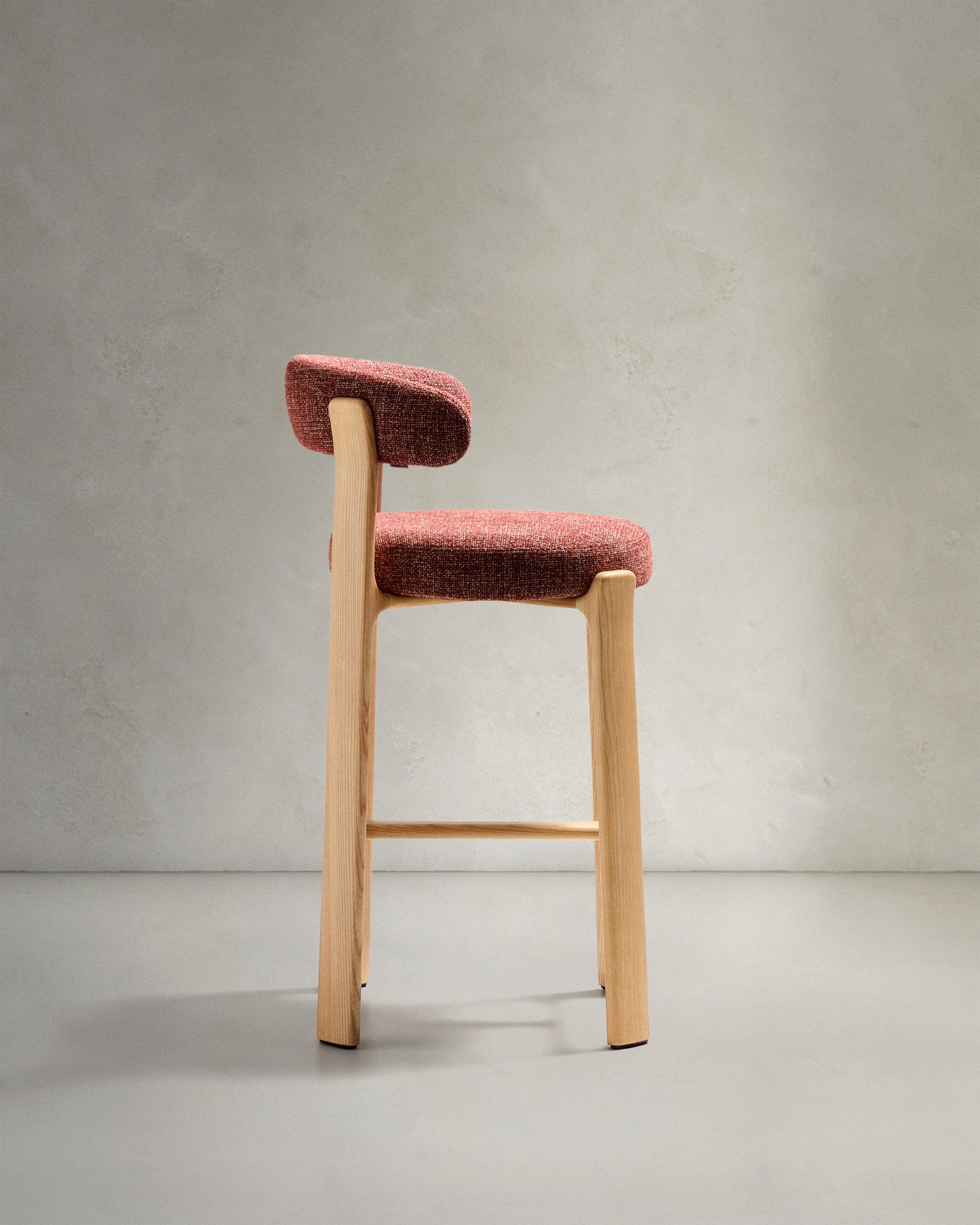 Sgabello Granite in ciniglia terracotta e legno massiccio di frassino con finitura in tonalità naturale 75 cm