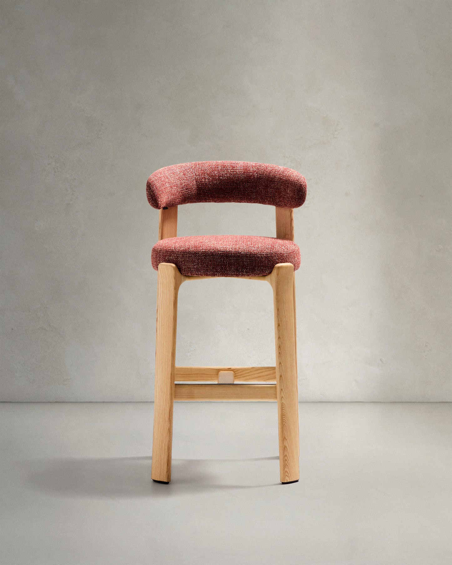 Sgabello Granite in ciniglia terracotta e legno massiccio di frassino con finitura in tonalità naturale 75 cm