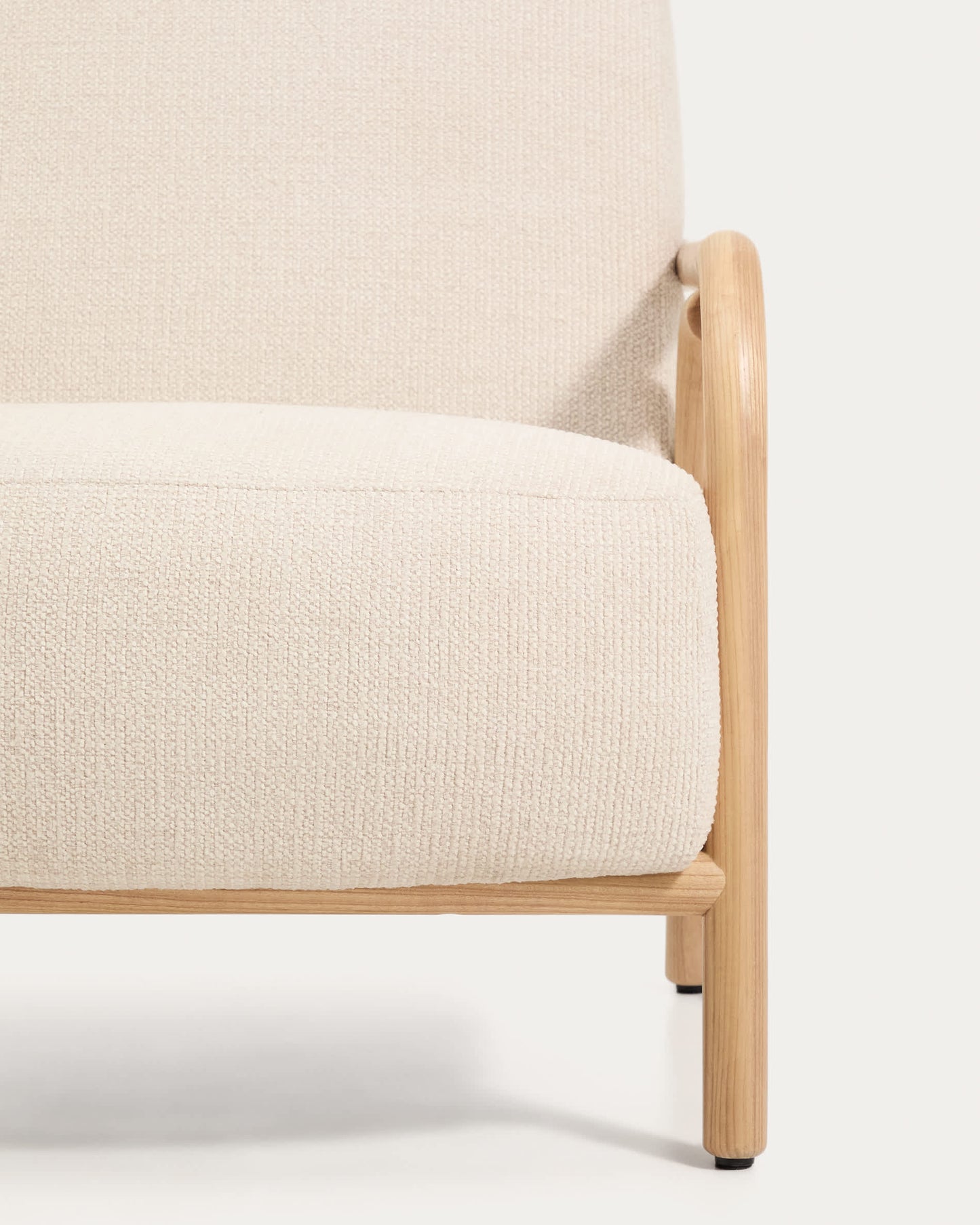 Poltrona Sylo in ciniglia beige e legno massiccio di frassino con finitura naturale