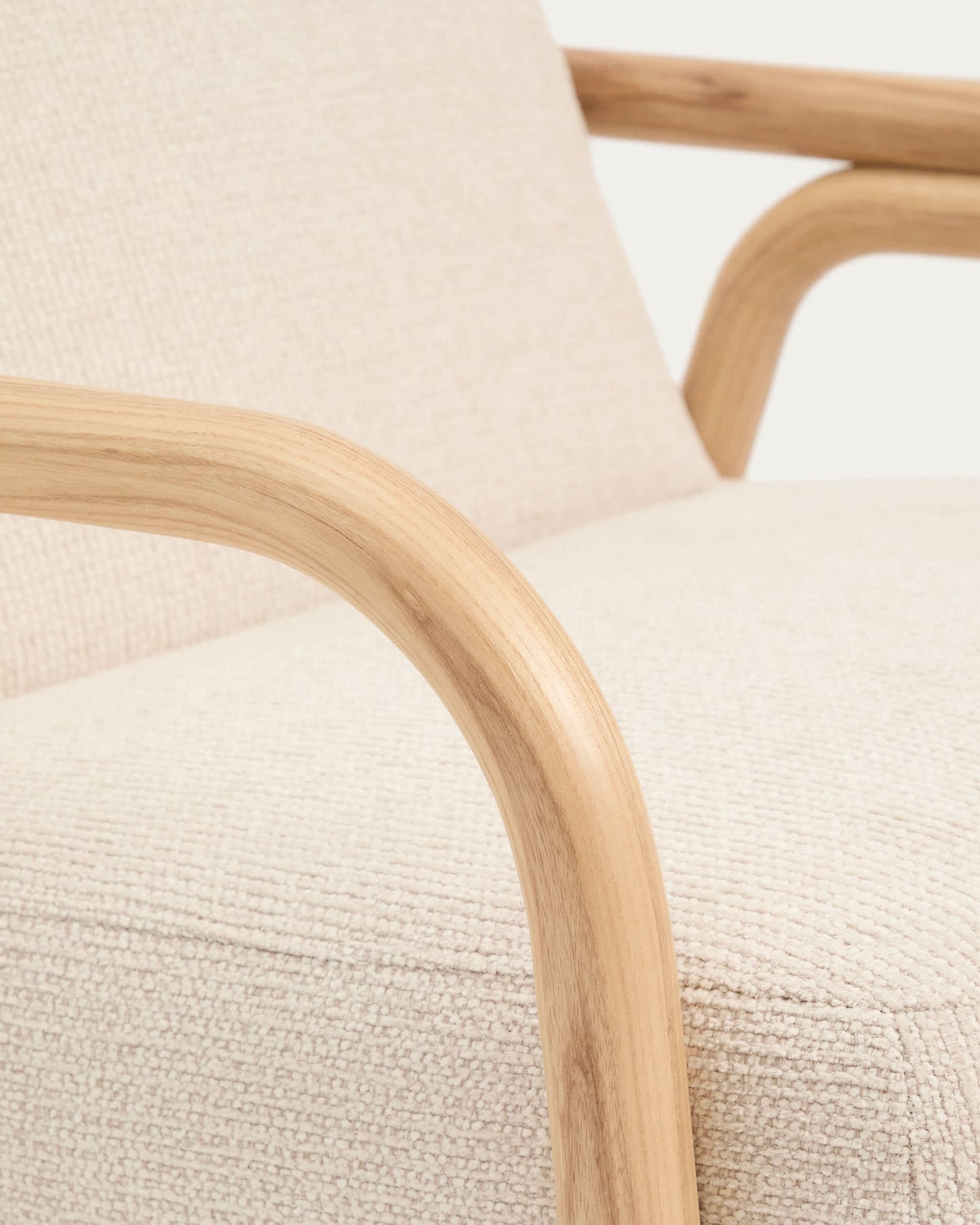 Poltrona Sylo in ciniglia beige e legno massiccio di frassino con finitura naturale