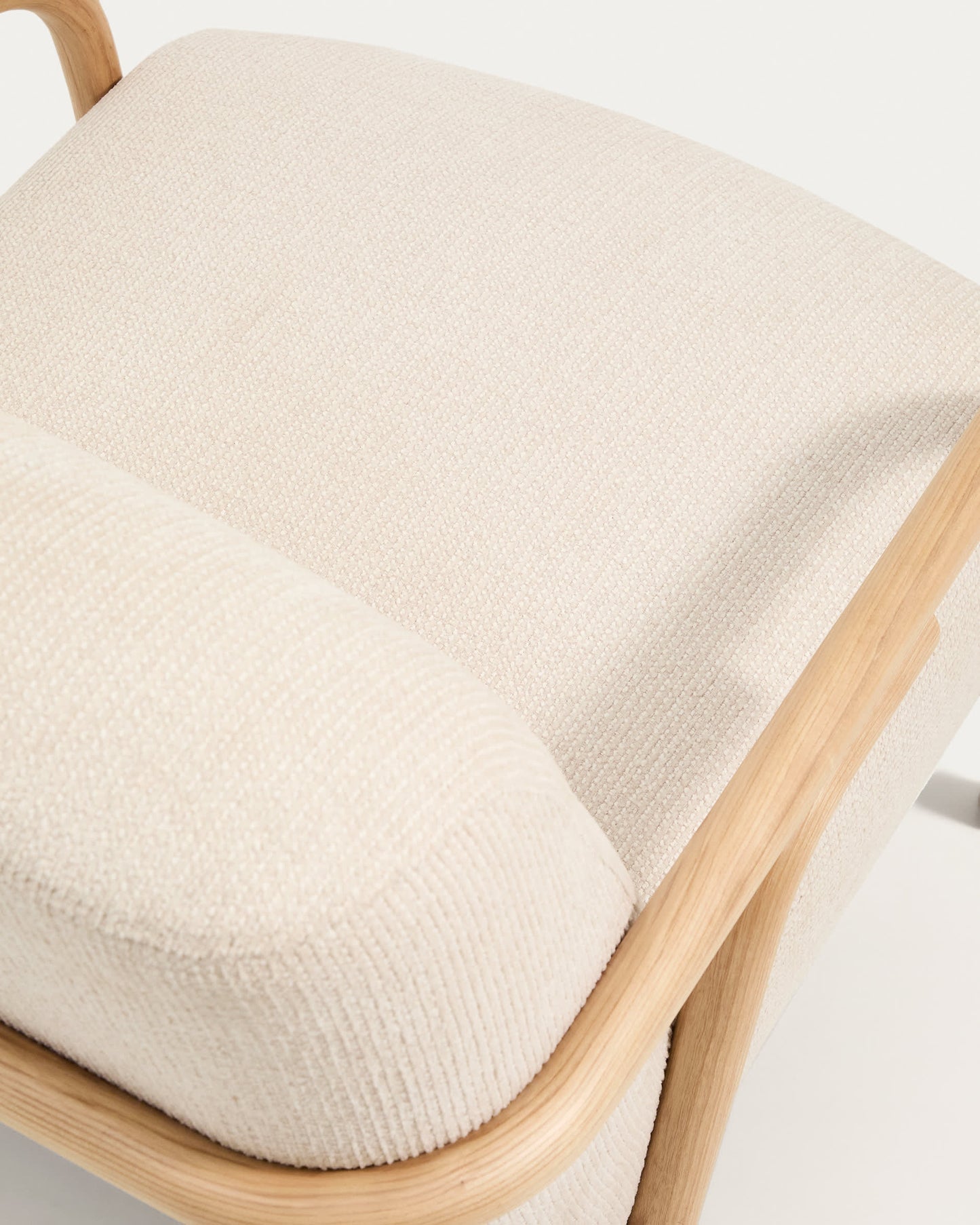 Poltrona Sylo in ciniglia beige e legno massiccio di frassino con finitura naturale