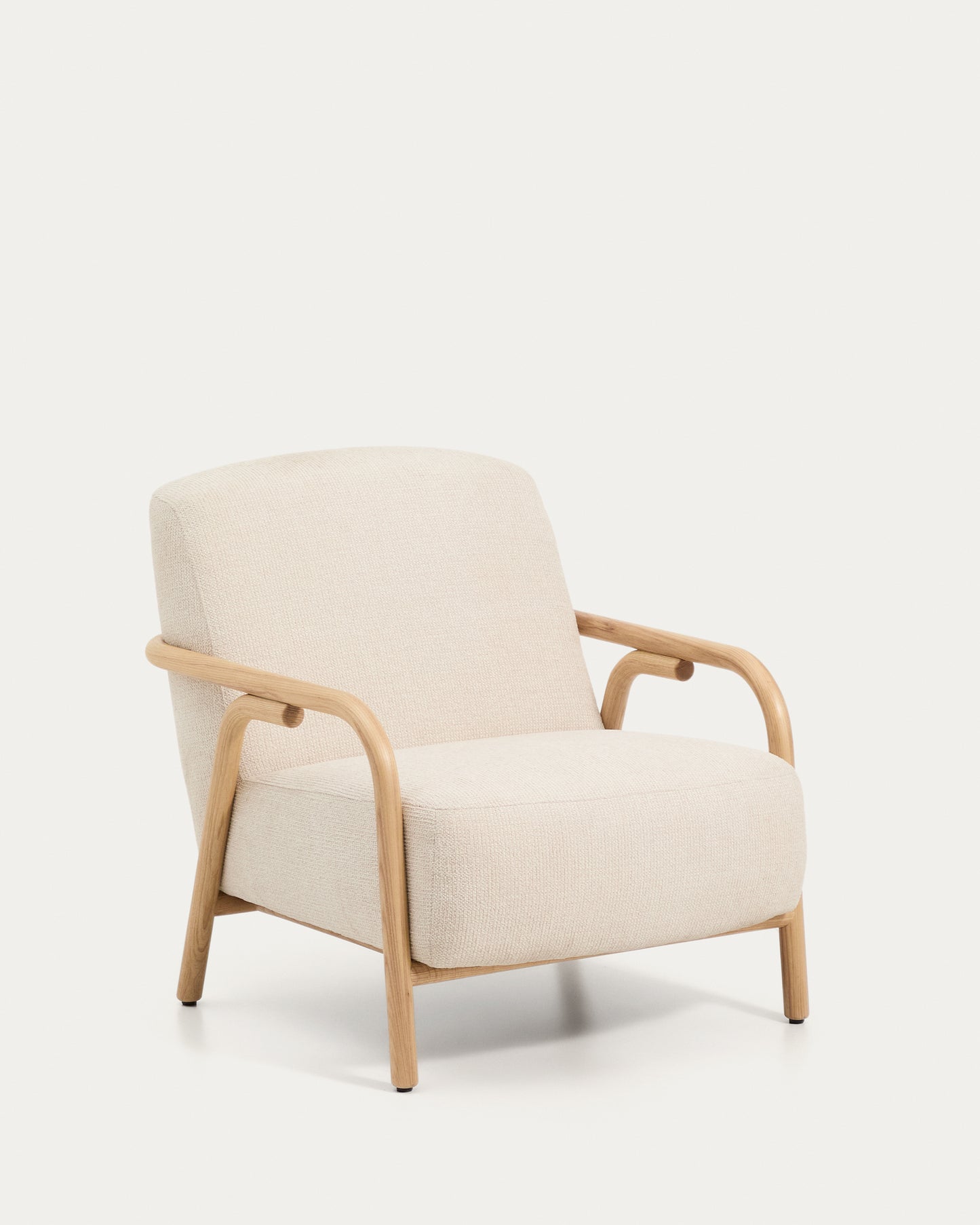 Poltrona Sylo in ciniglia beige e legno massiccio di frassino con finitura naturale