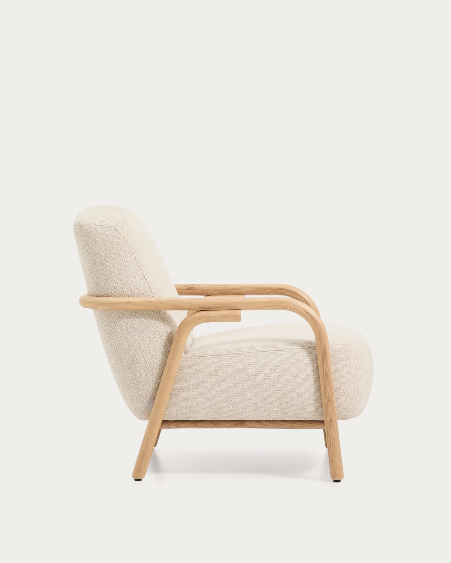 Poltrona Sylo in ciniglia beige e legno massiccio di frassino con finitura naturale