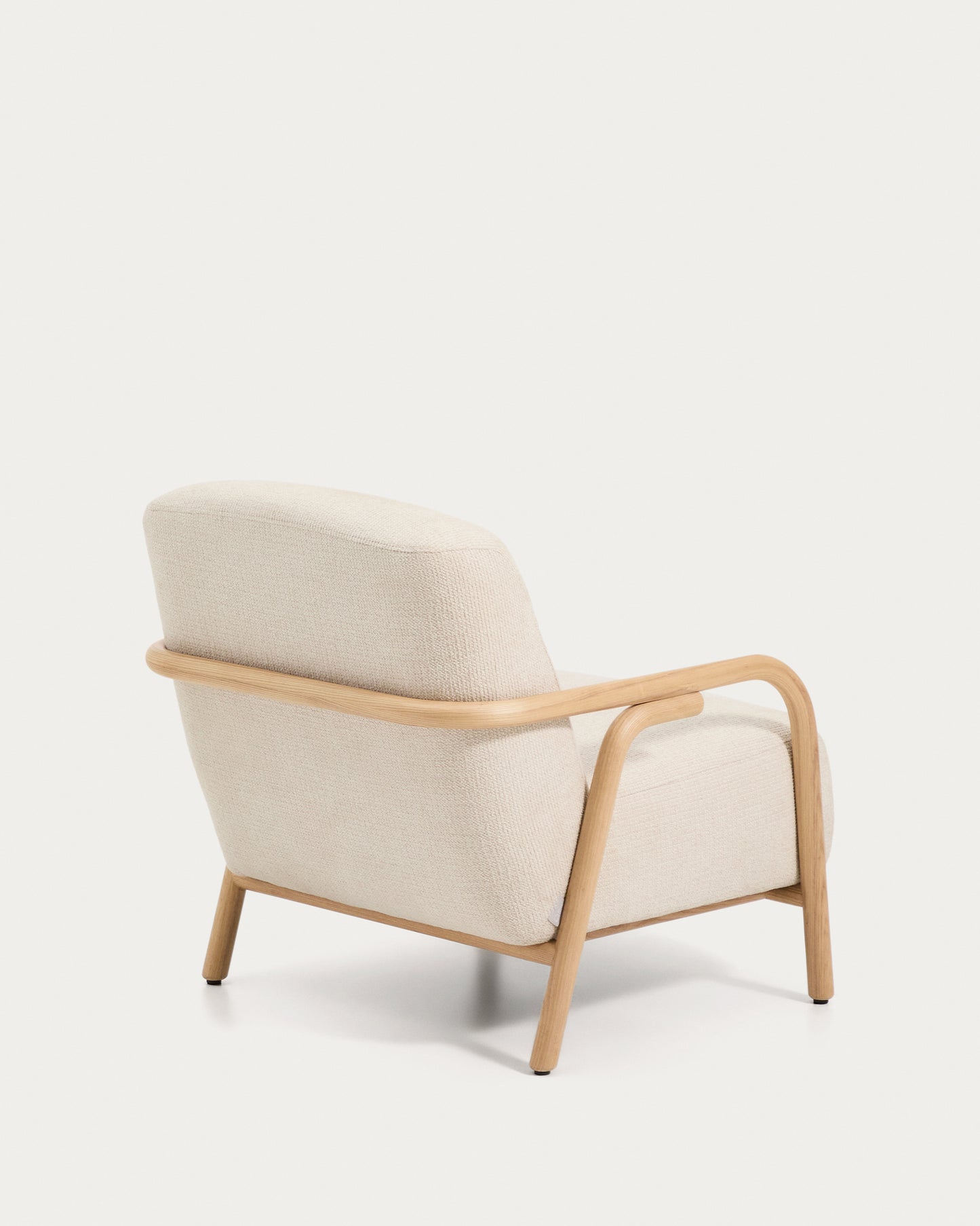 Poltrona Sylo in ciniglia beige e legno massiccio di frassino con finitura naturale