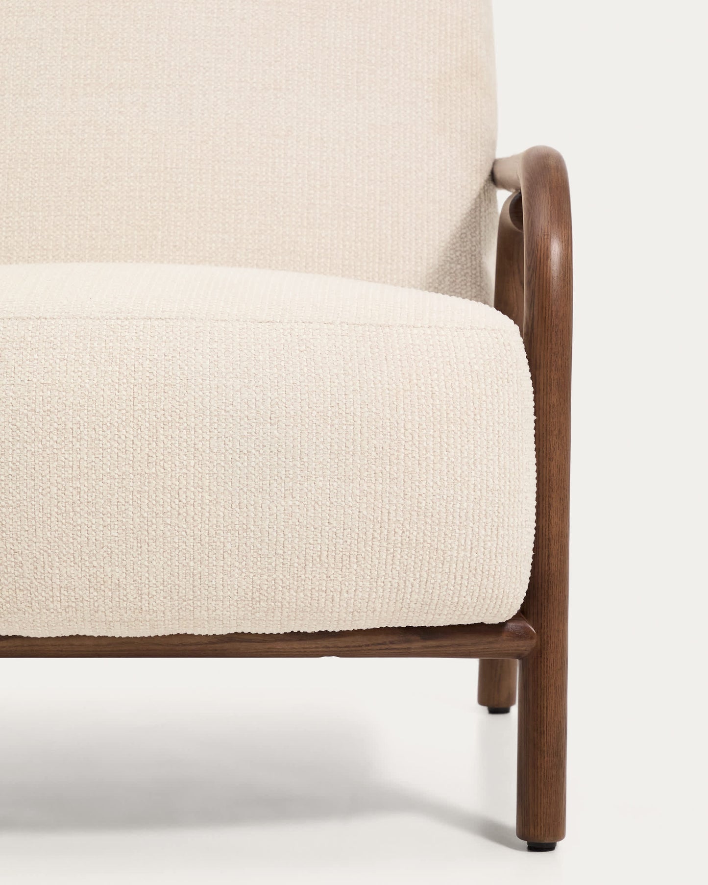 Poltrona Sylo in ciniglia beige e legno massiccio di frassino con finitura color noce