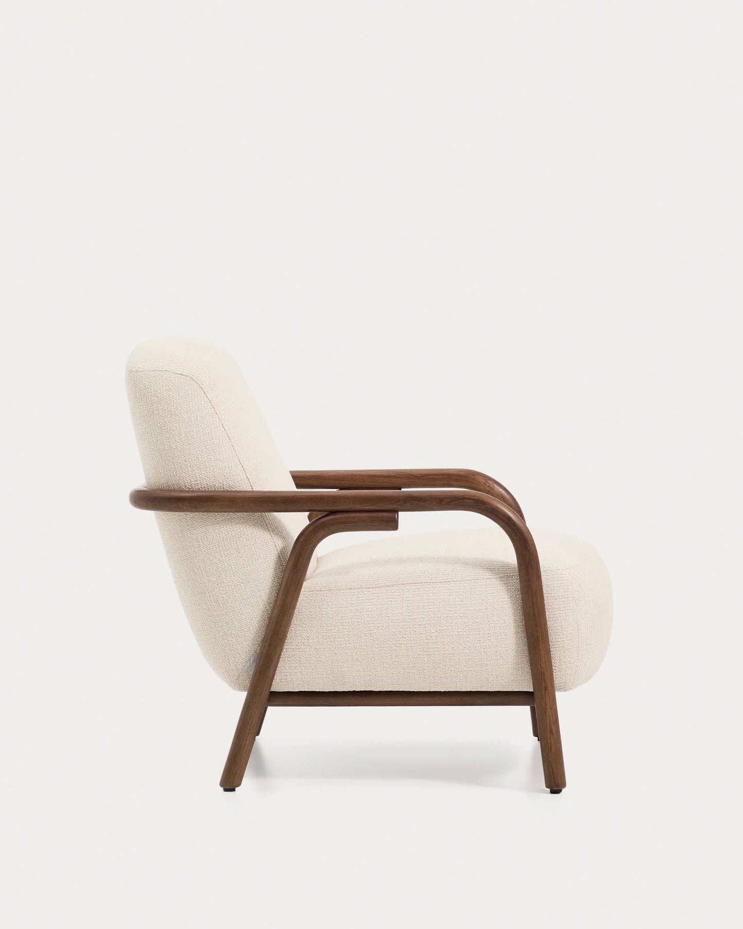 Poltrona Sylo in ciniglia beige e legno massiccio di frassino con finitura color noce