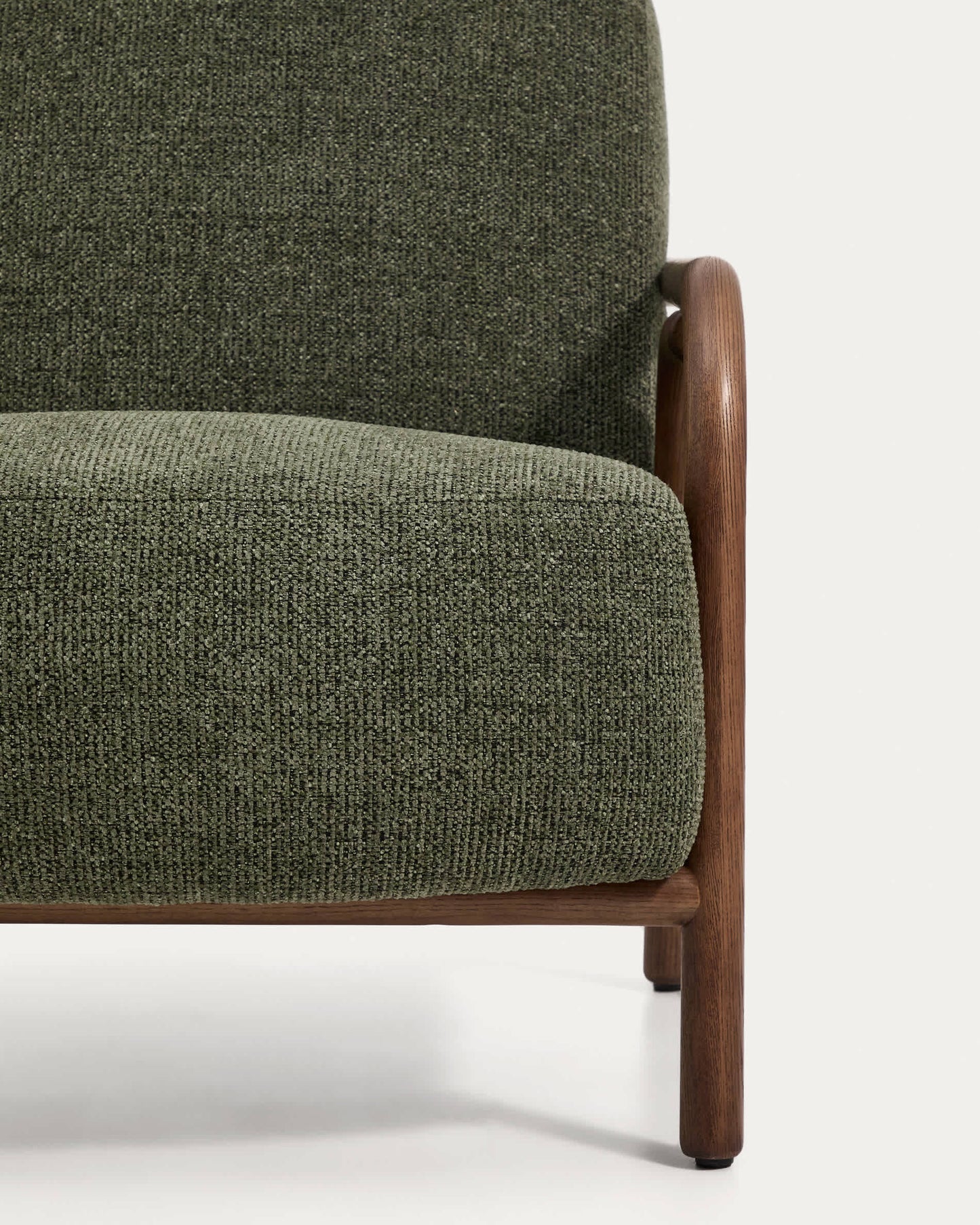 Poltrona Sylo in ciniglia verde scuro e legno massiccio di frassino con finitura color noce