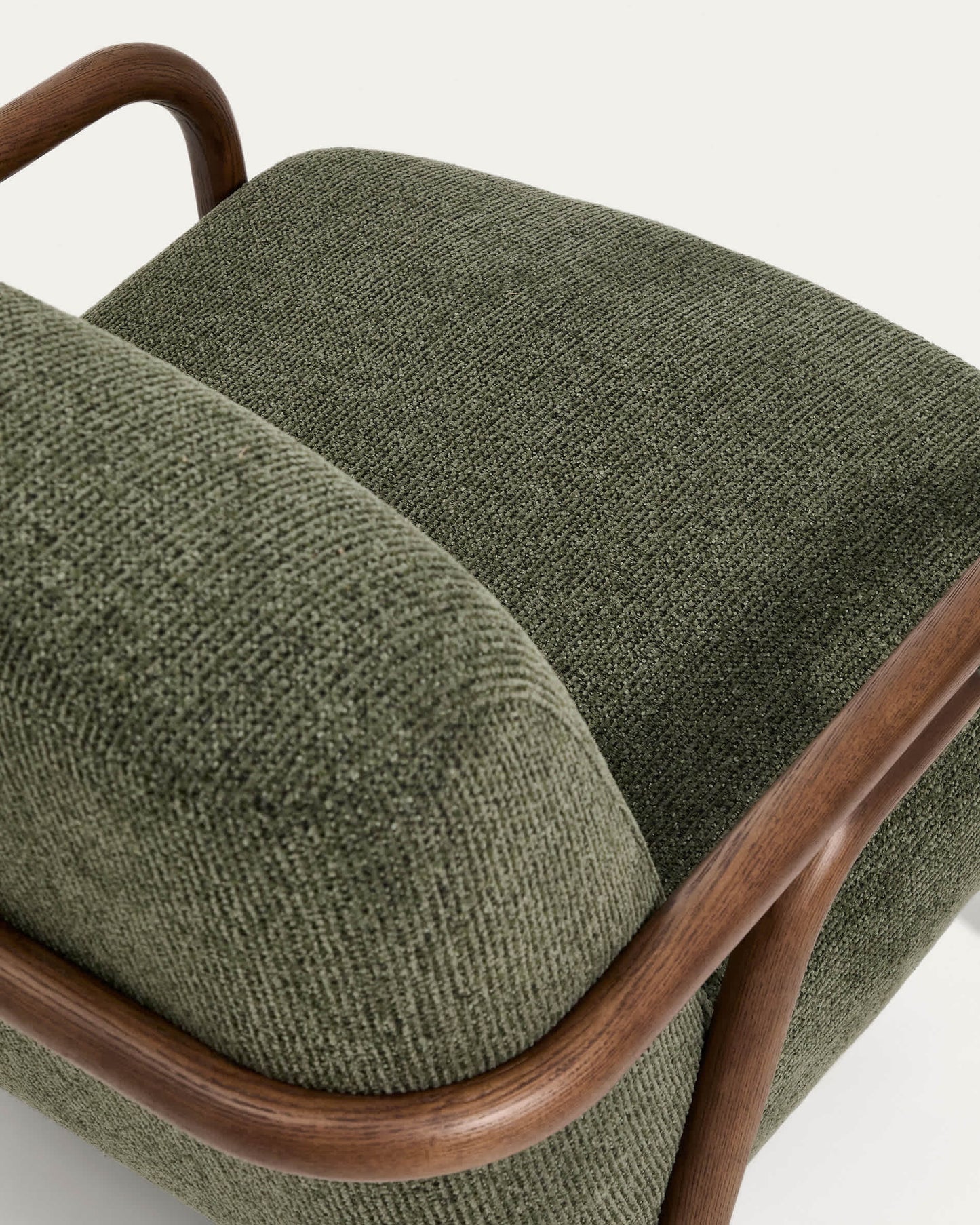 Poltrona Sylo in ciniglia verde scuro e legno massiccio di frassino con finitura color noce